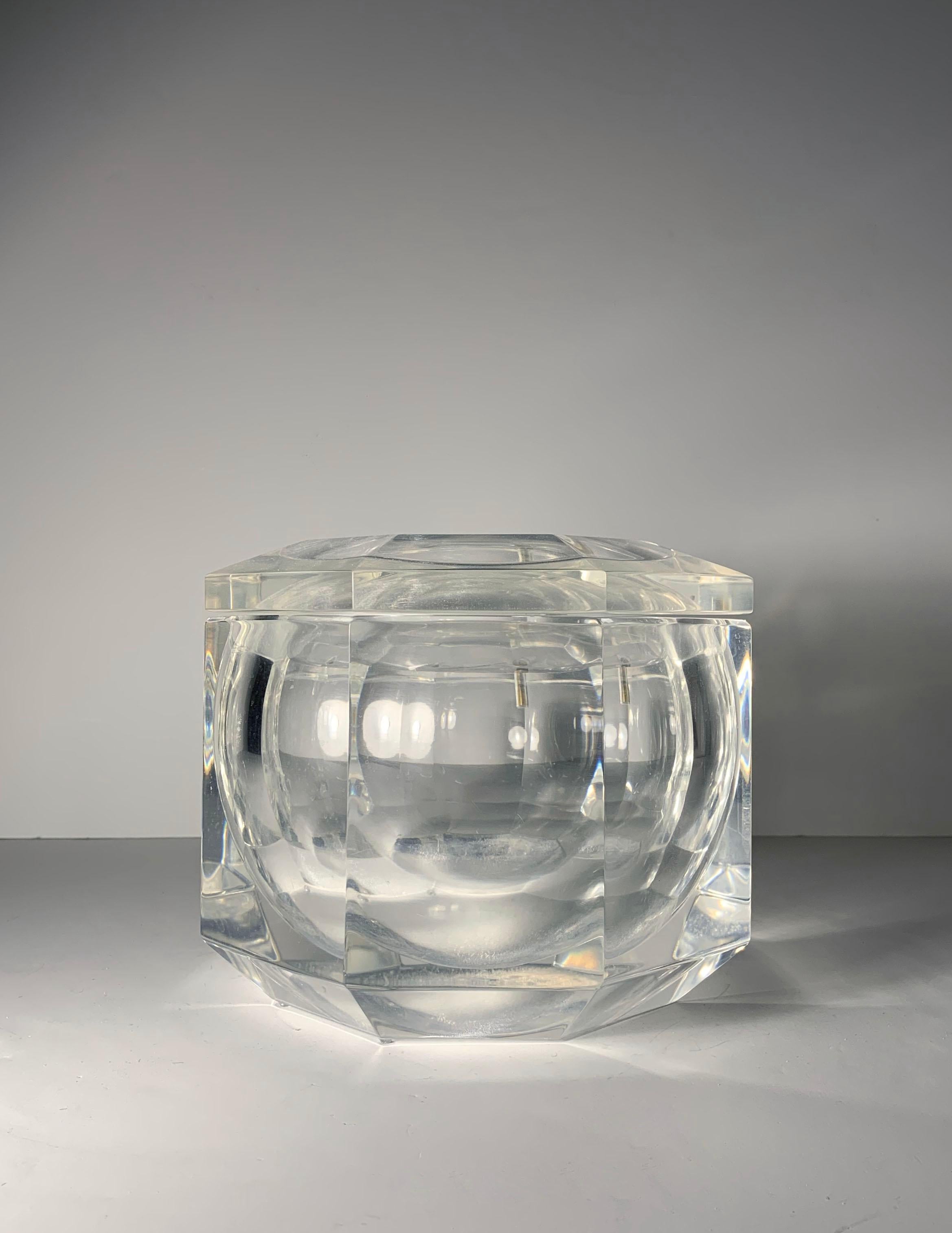 Un grand seau à glace en Lucite vintage d'Allesandro Albrizzi. 1970s

Le Lucite montre un bon âge avec quelques craquelures. Quelques-uns des minuscules glisseurs de tétines en plastique sur le fond se sont détachés.