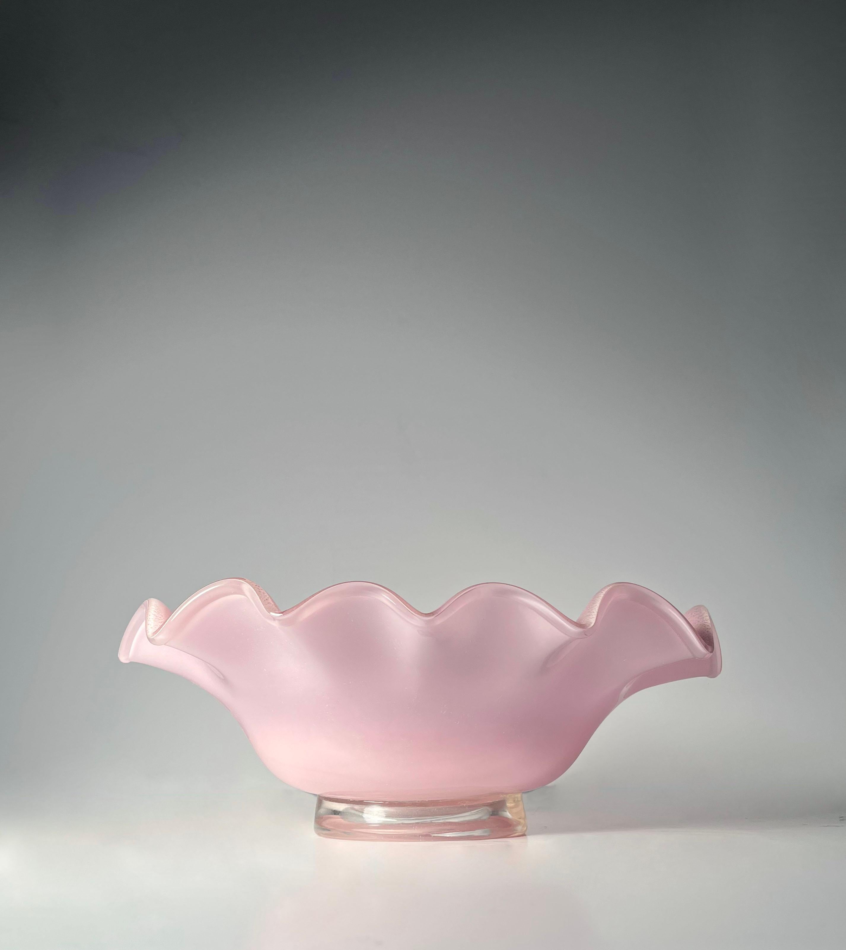 Un grand bol ovale en verre de Murano, avec un bord volanté, par Barovier&Toso. Magnifique couleur rose avec une couche d'or. 