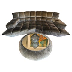 Un grand canapé vintage et une table basse assortie Cloud 7 Bretz Edition