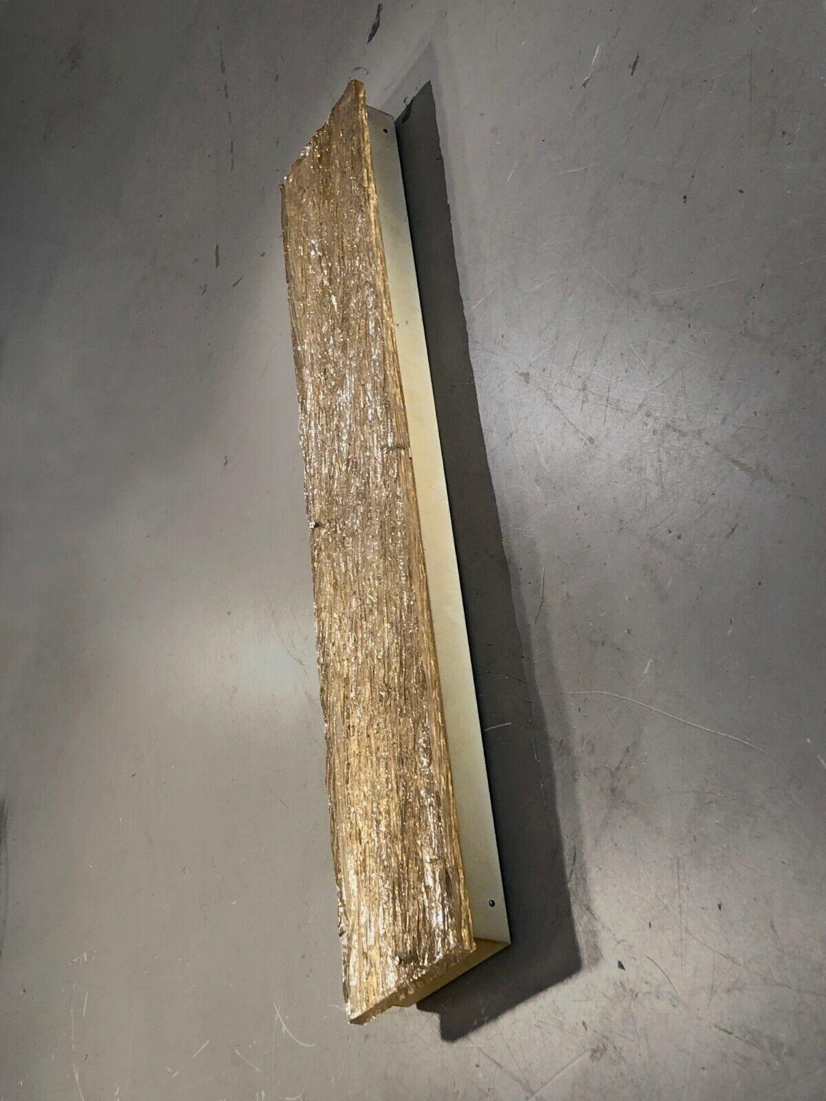Eine spektakuläre, sehr große rechteckige Wand- oder Deckenleuchte, Modernismus, Post-Bauhaus, Forme-Libre, rechteckige Wandstruktur aus cremefarben lackiertem Metall, die die Unterbringung von 2 großen Neonröhren ermöglicht, unter einer langen und