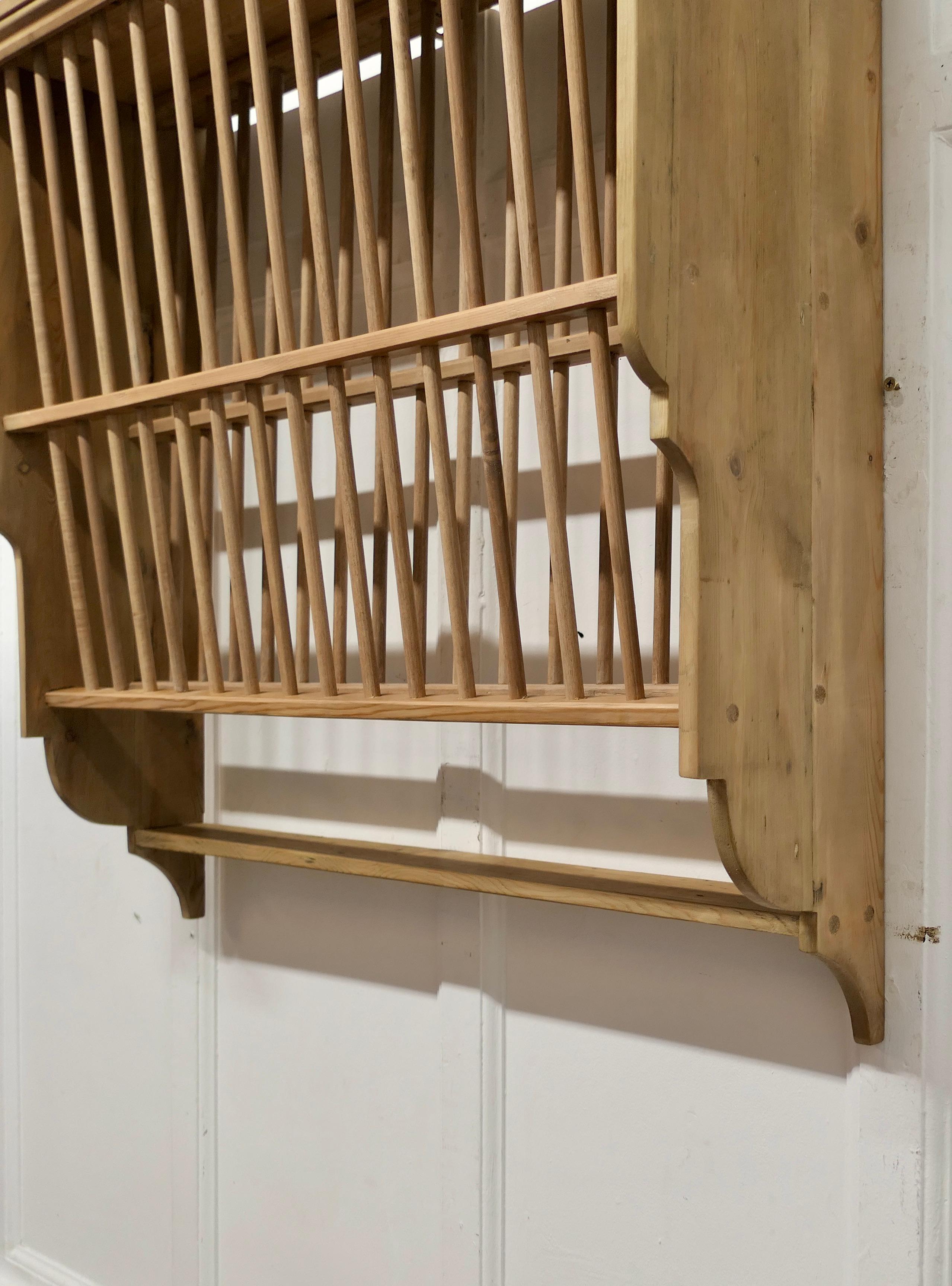 A Large Wall Hanging Pine Plate Rack   This useful piece hangs on the wall In Good Condition In Godshill, Isle of Wight