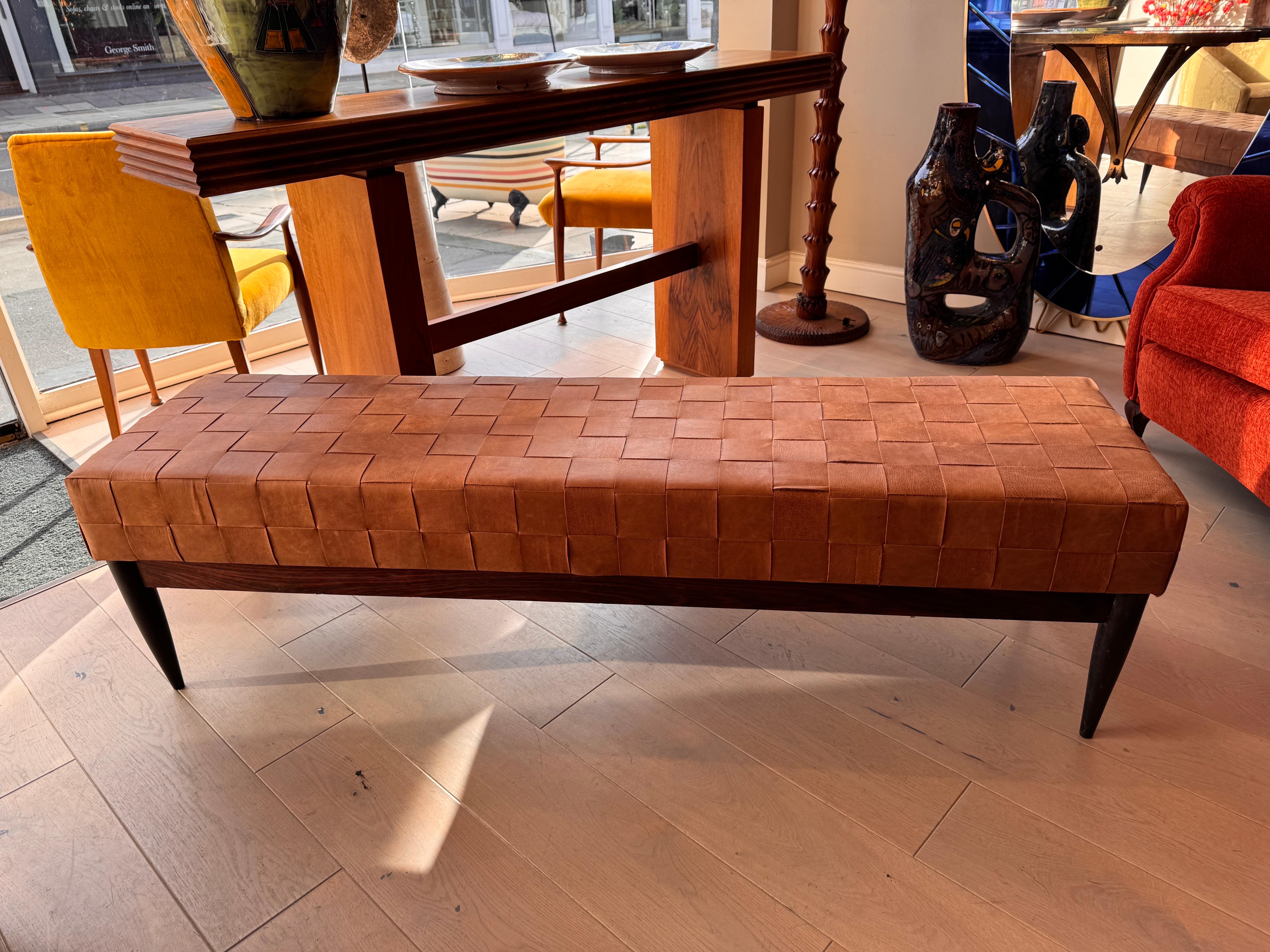 Grande banquette italienne en noyer et cuir nappa tressé C1960s . 