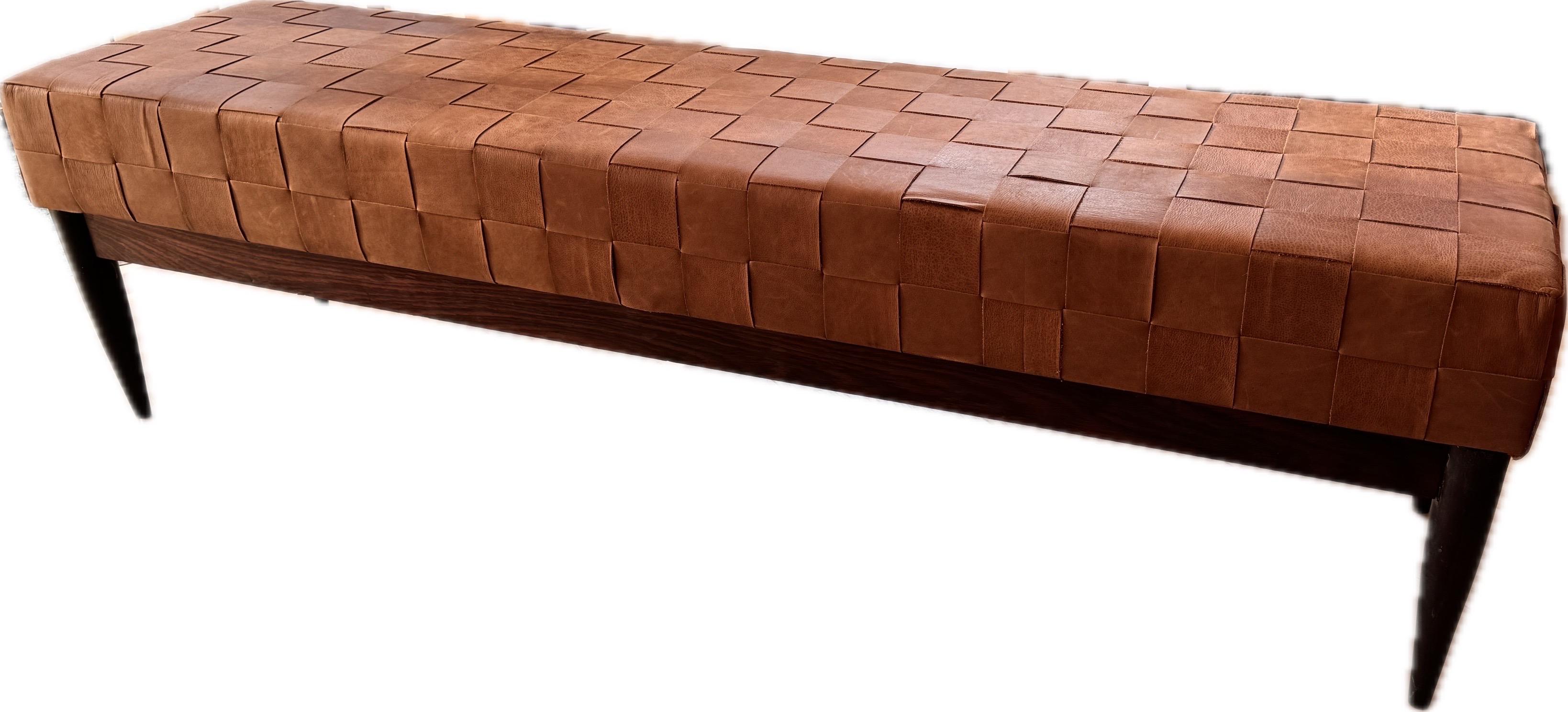 italien Un grand banc en noyer avec du cuir tressé en vente