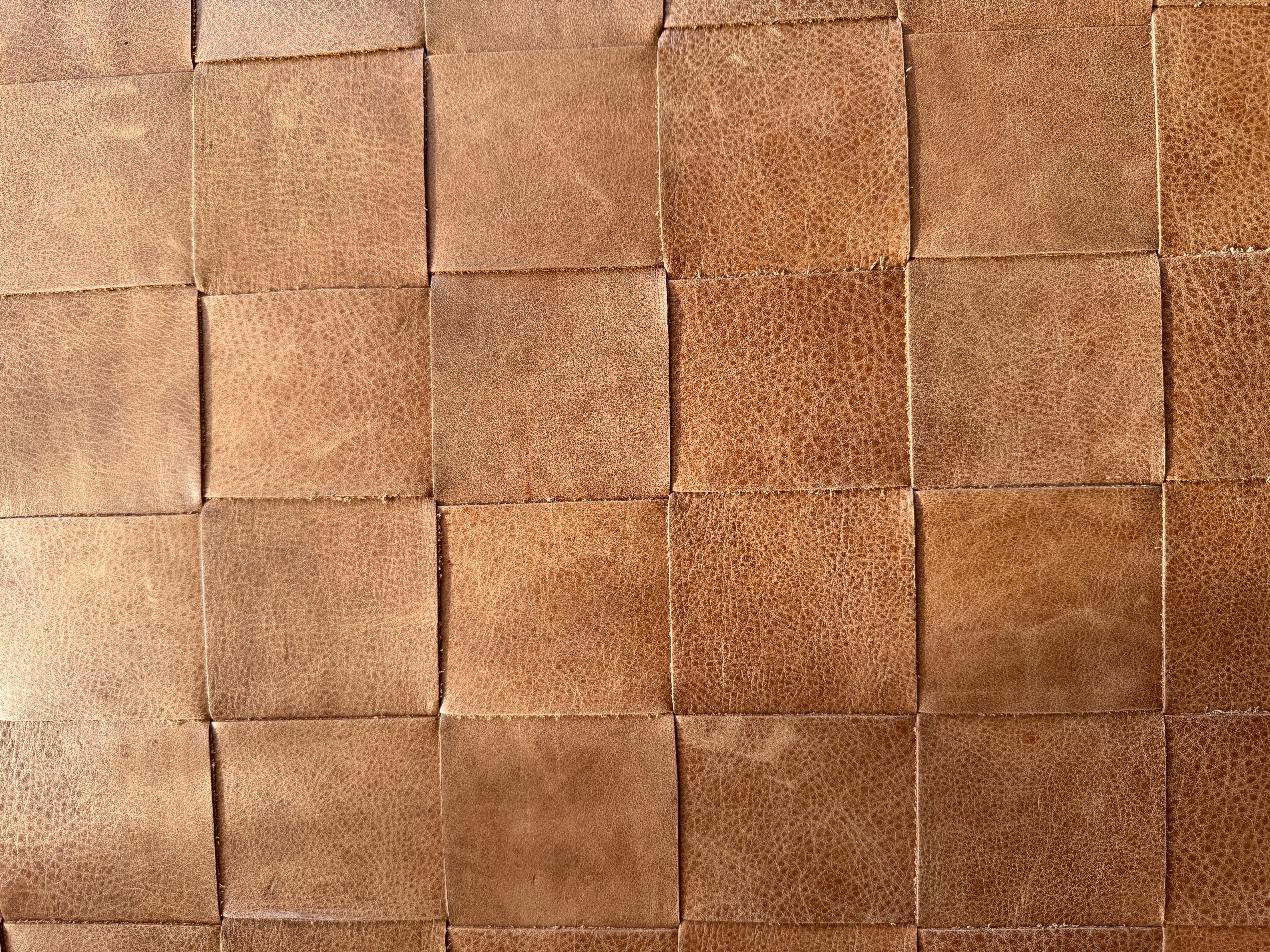 Fait main Un grand banc en noyer avec du cuir tressé en vente