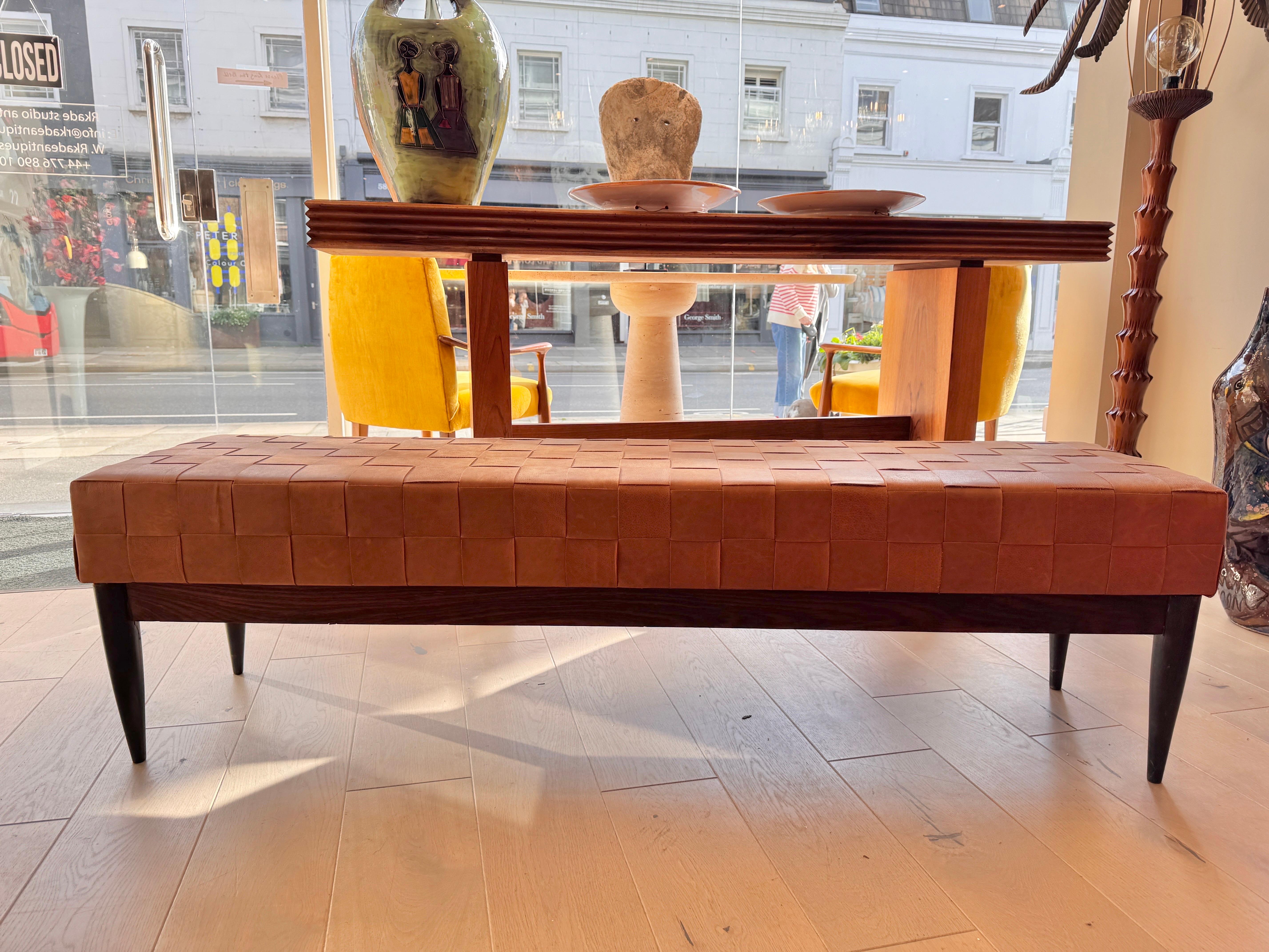 Un grand banc en noyer avec du cuir tressé Bon état - En vente à London, GB