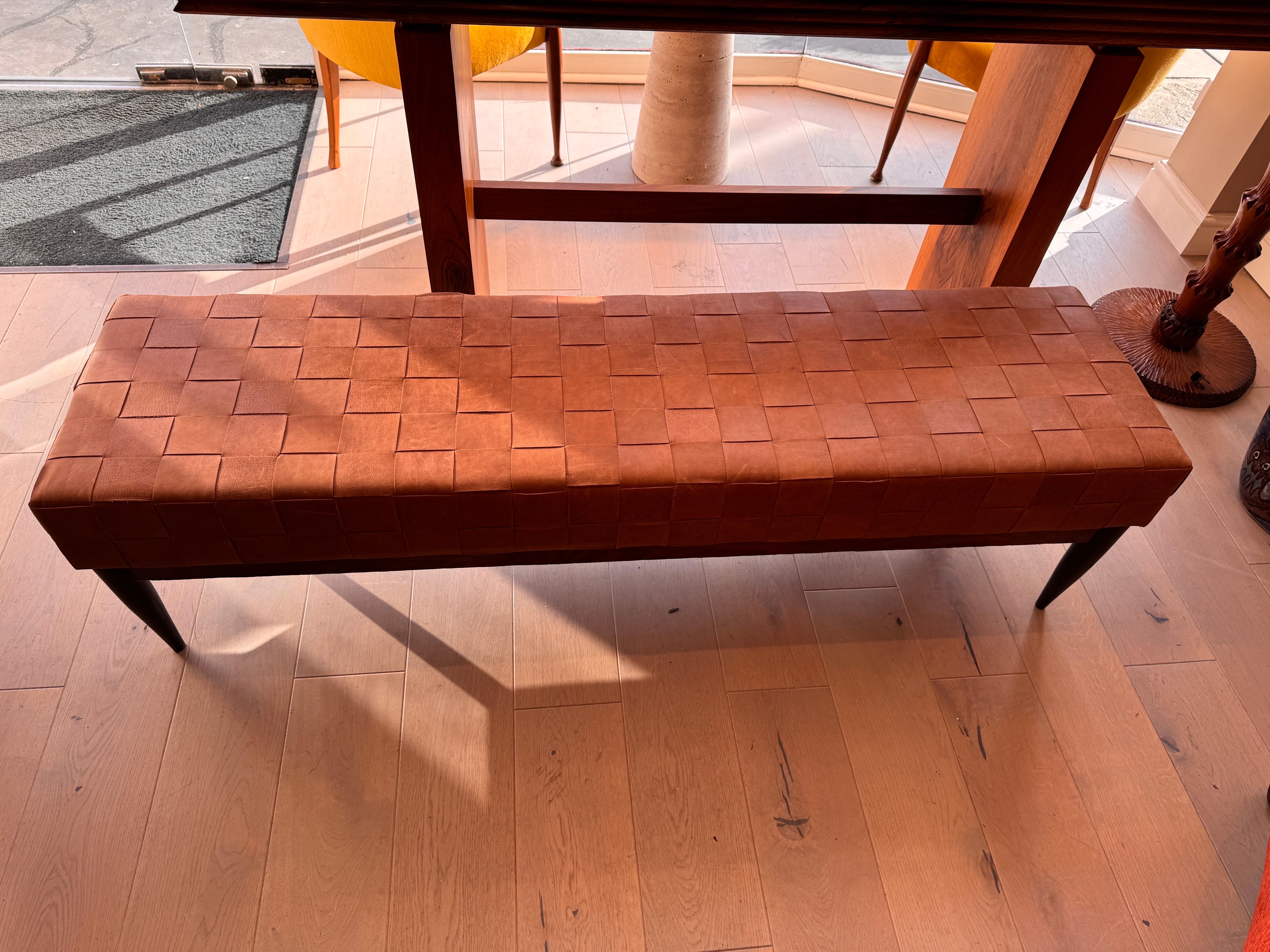 20ième siècle Un grand banc en noyer avec du cuir tressé en vente