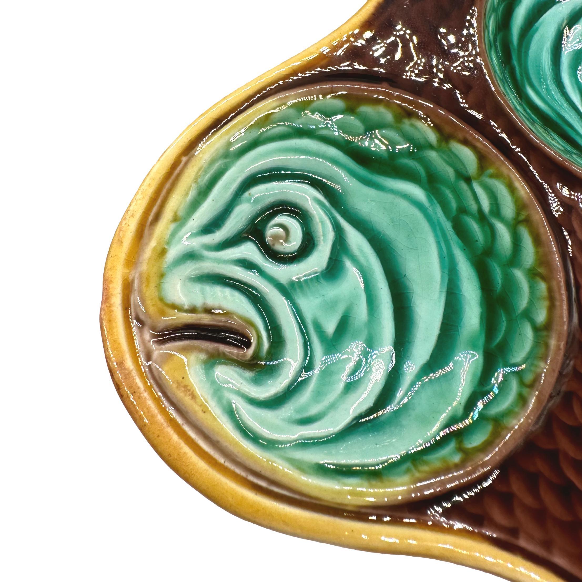Großer Wedgwood Majolika Austern- oder Muschelserver mit zwölf fischkopfförmigen Vertiefungen, grün glasiert, mit zentraler Tauchvertiefung, rückseitig mit eingeprägter Marke 