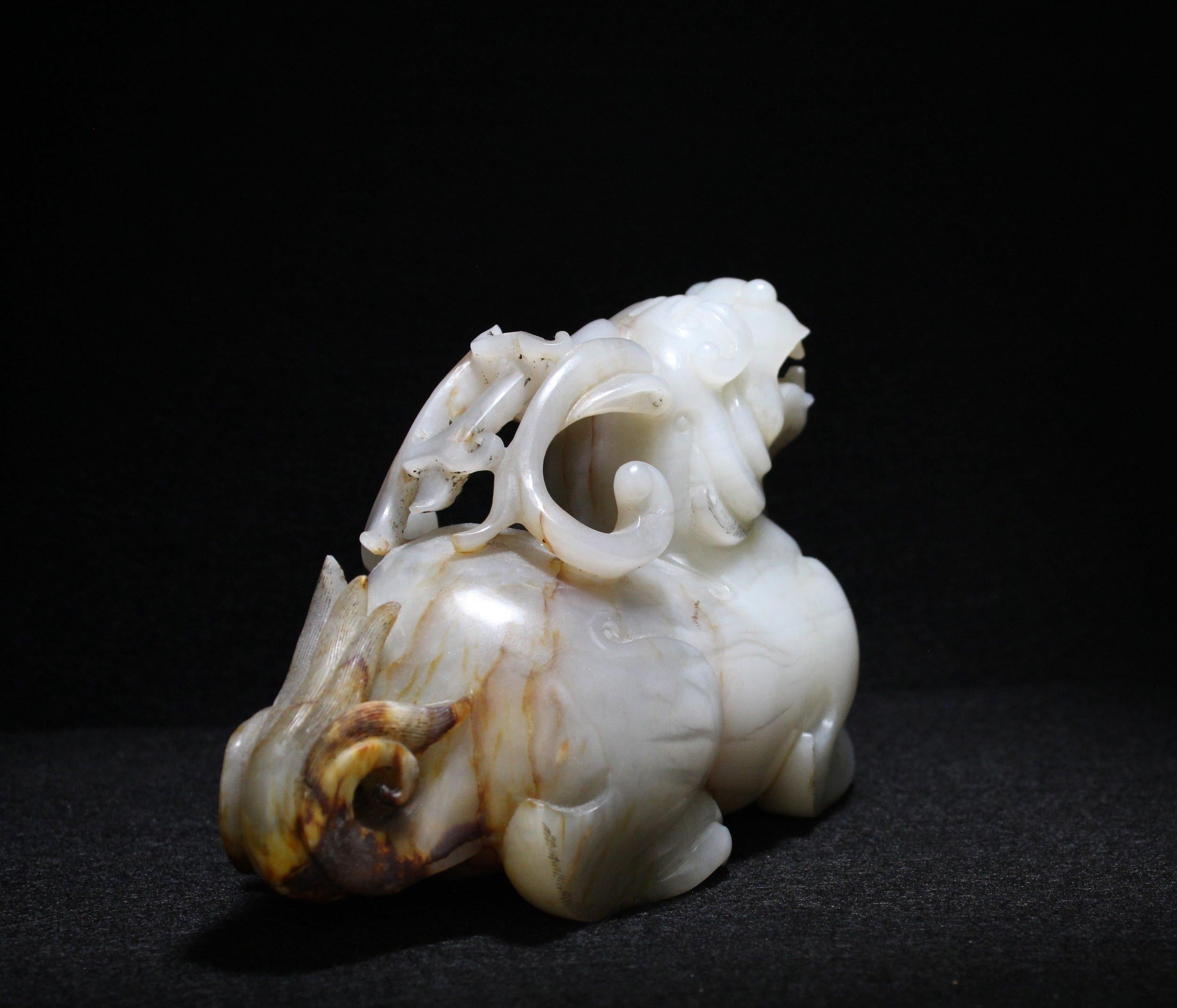 Gran bestia mítica de jade blanco y rojizo en Excelente estado para la venta en San Diego, CA