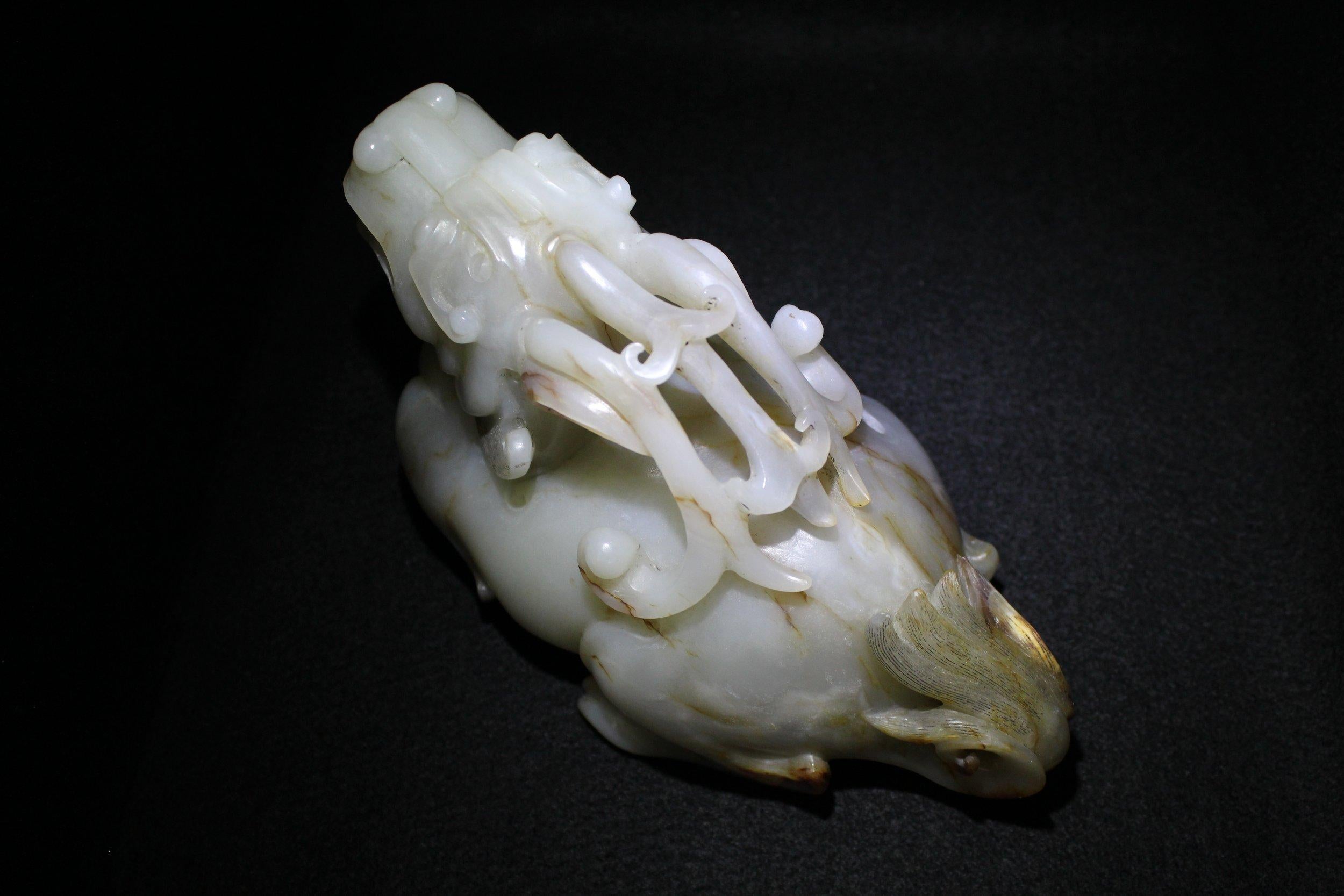 Gran bestia mítica de jade blanco y rojizo en venta 1