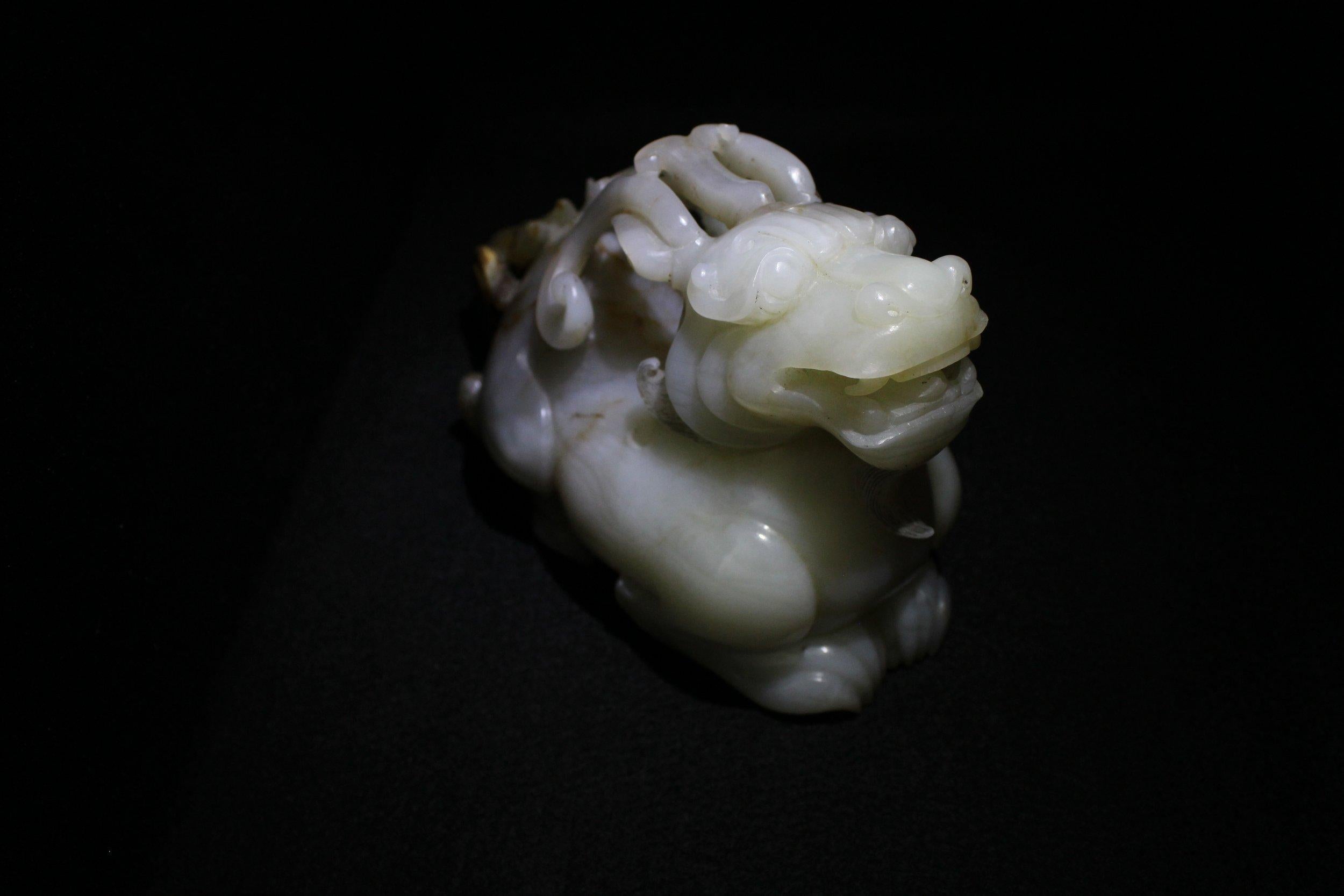 Gran bestia mítica de jade blanco y rojizo en venta 2