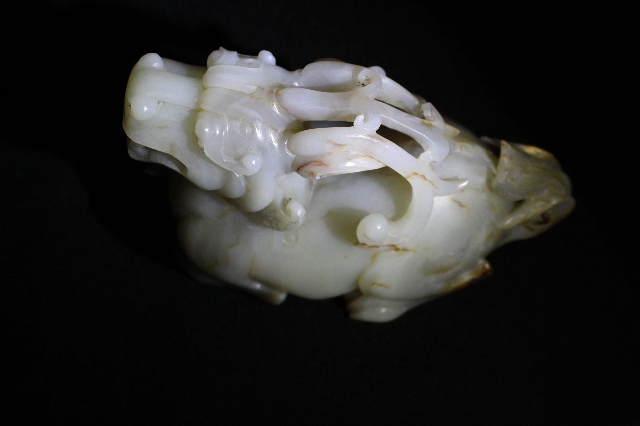 Gran bestia mítica de jade blanco y rojizo en venta 3