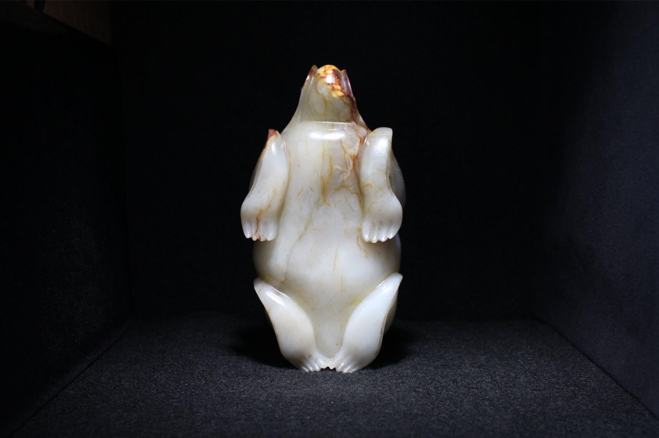 Gran bestia mítica de jade blanco y rojizo en venta 4