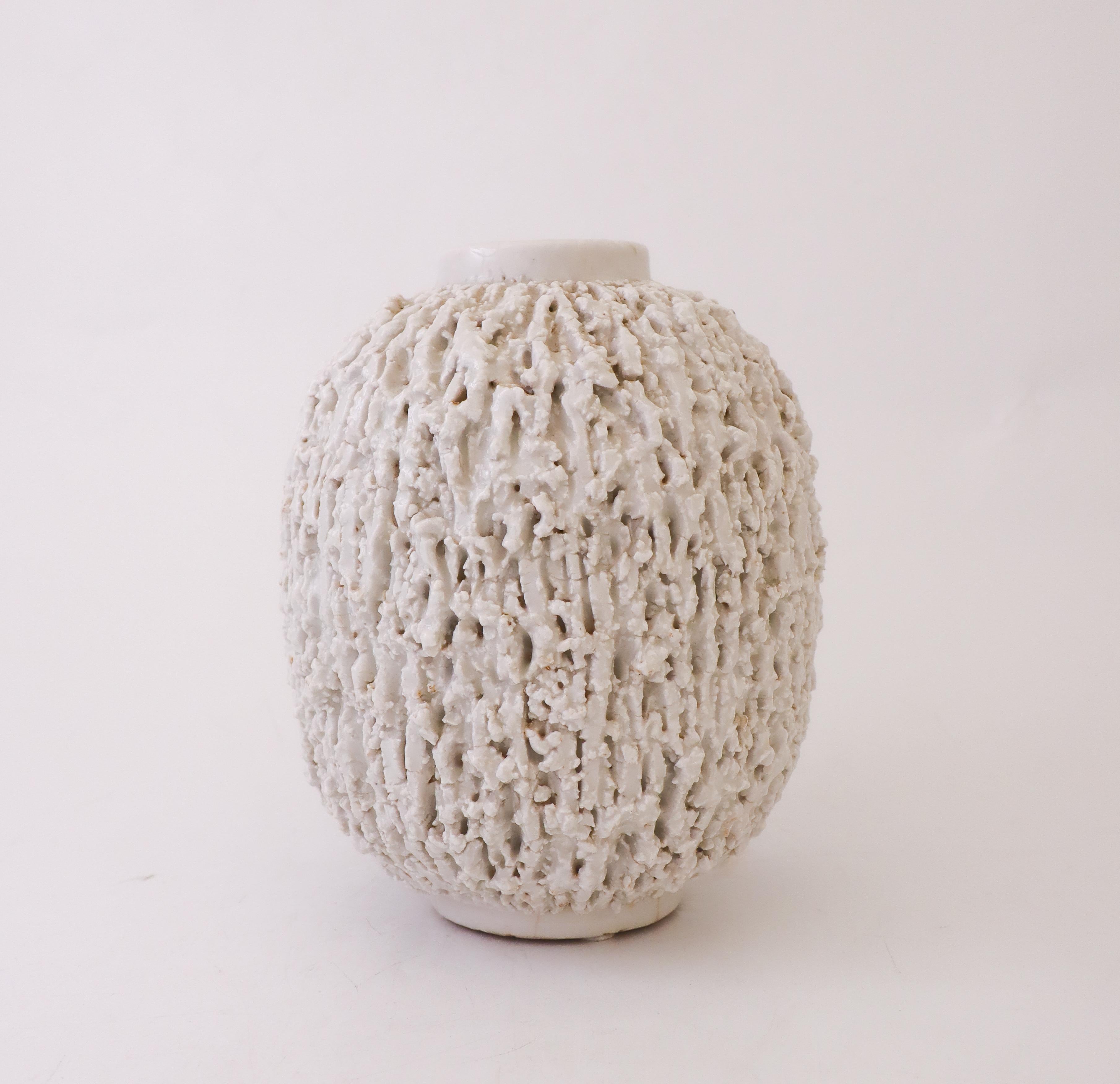 Glazed A Large, White Hedgehog vase - Chamotte - Gunnar Nylund - Rörstrand