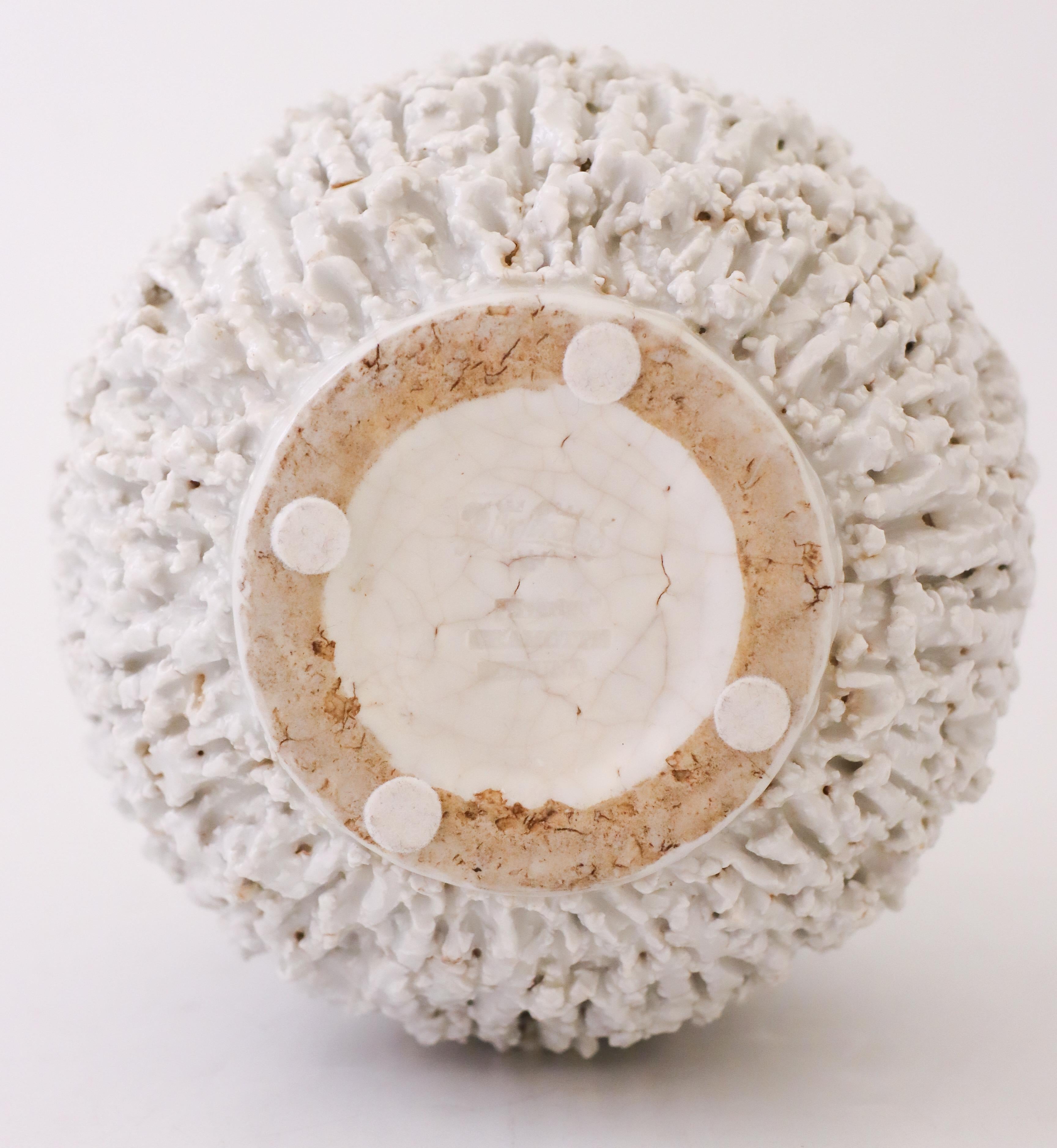 A Large, White Hedgehog vase - Chamotte - Gunnar Nylund - Rörstrand In Excellent Condition In Stockholm, SE