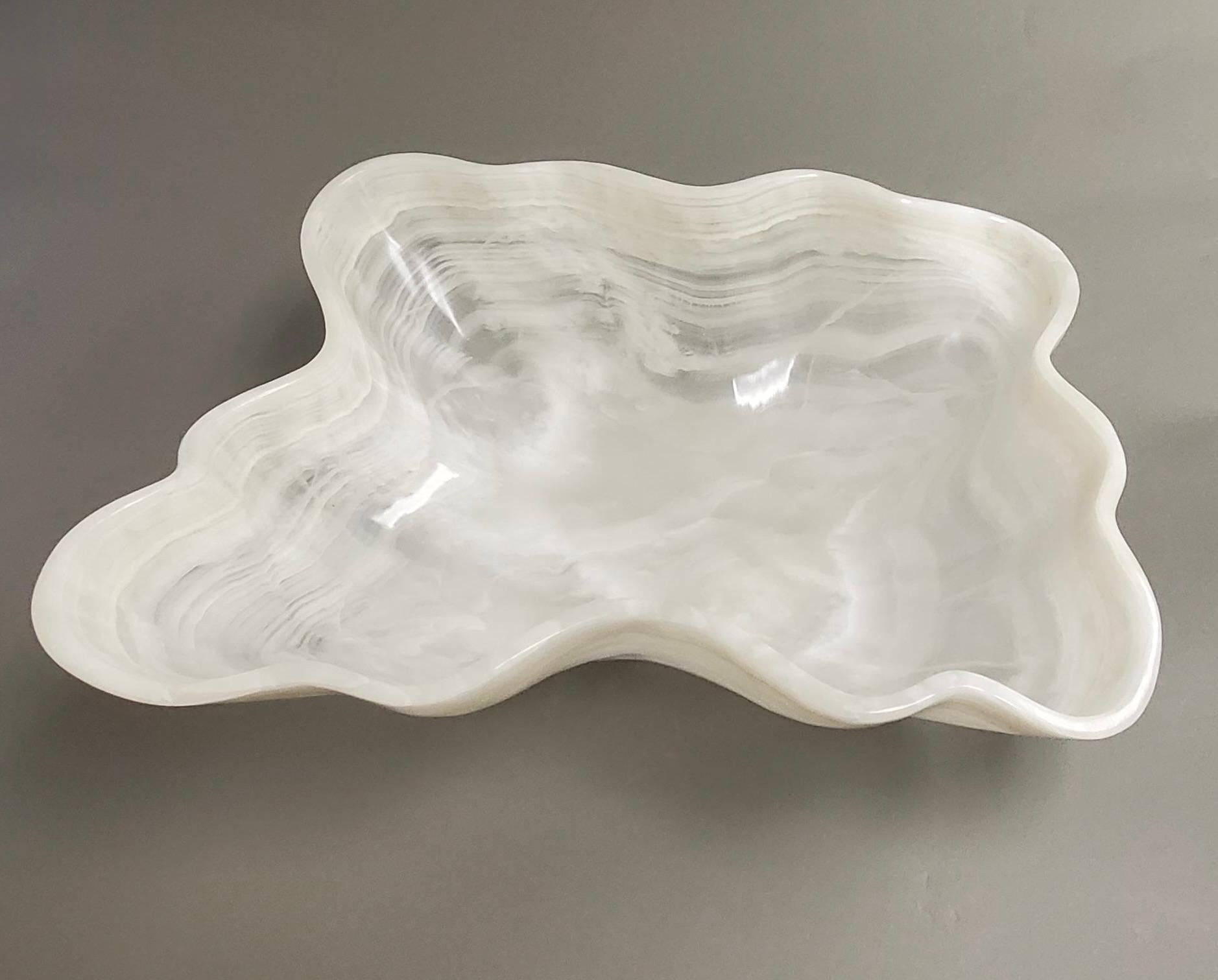 Grand bol ou centre de table en onyx de forme blanche en vente 2