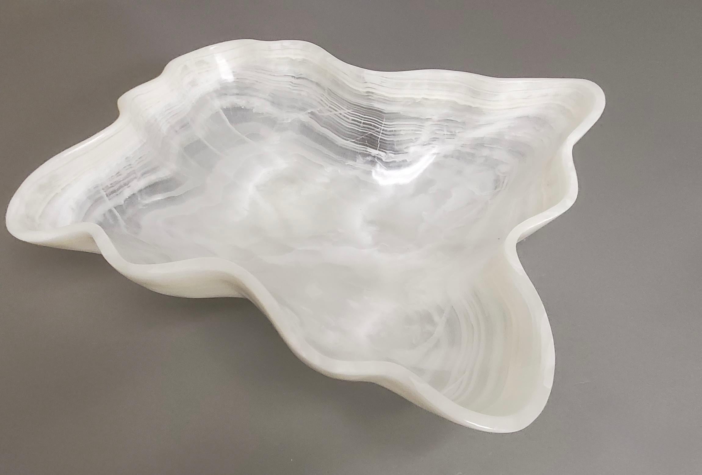 Moderne Grand bol ou centre de table en onyx de forme blanche en vente