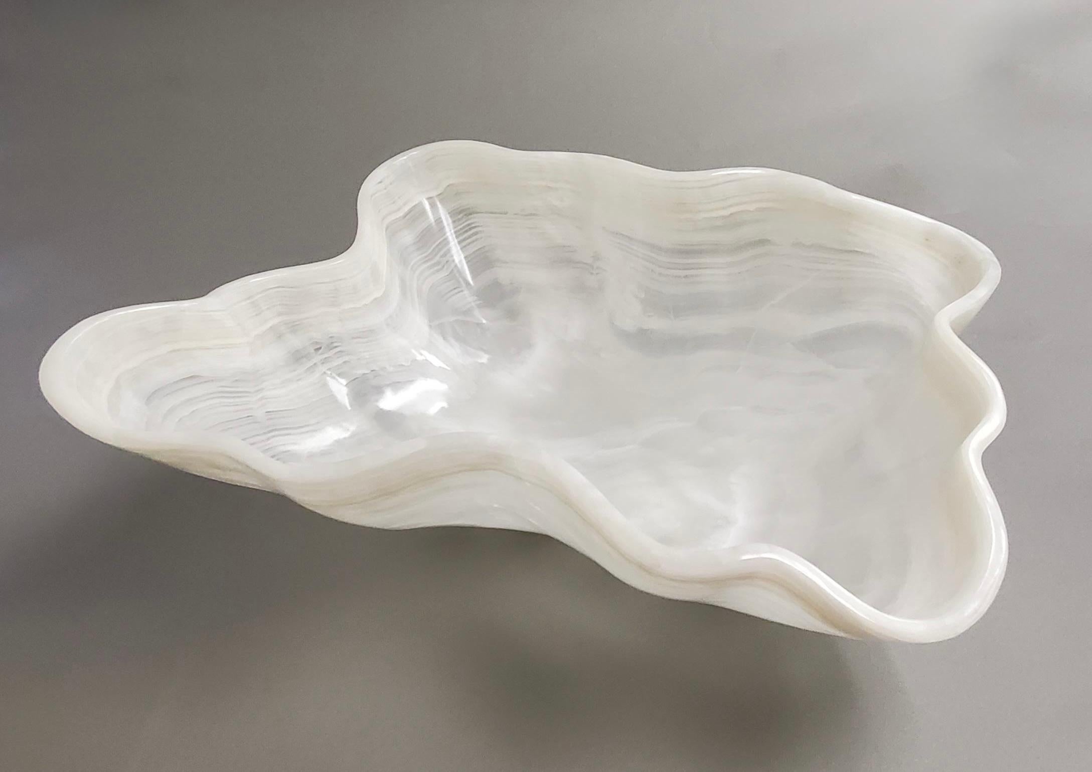 Sculpté à la main Grand bol ou centre de table en onyx de forme blanche en vente