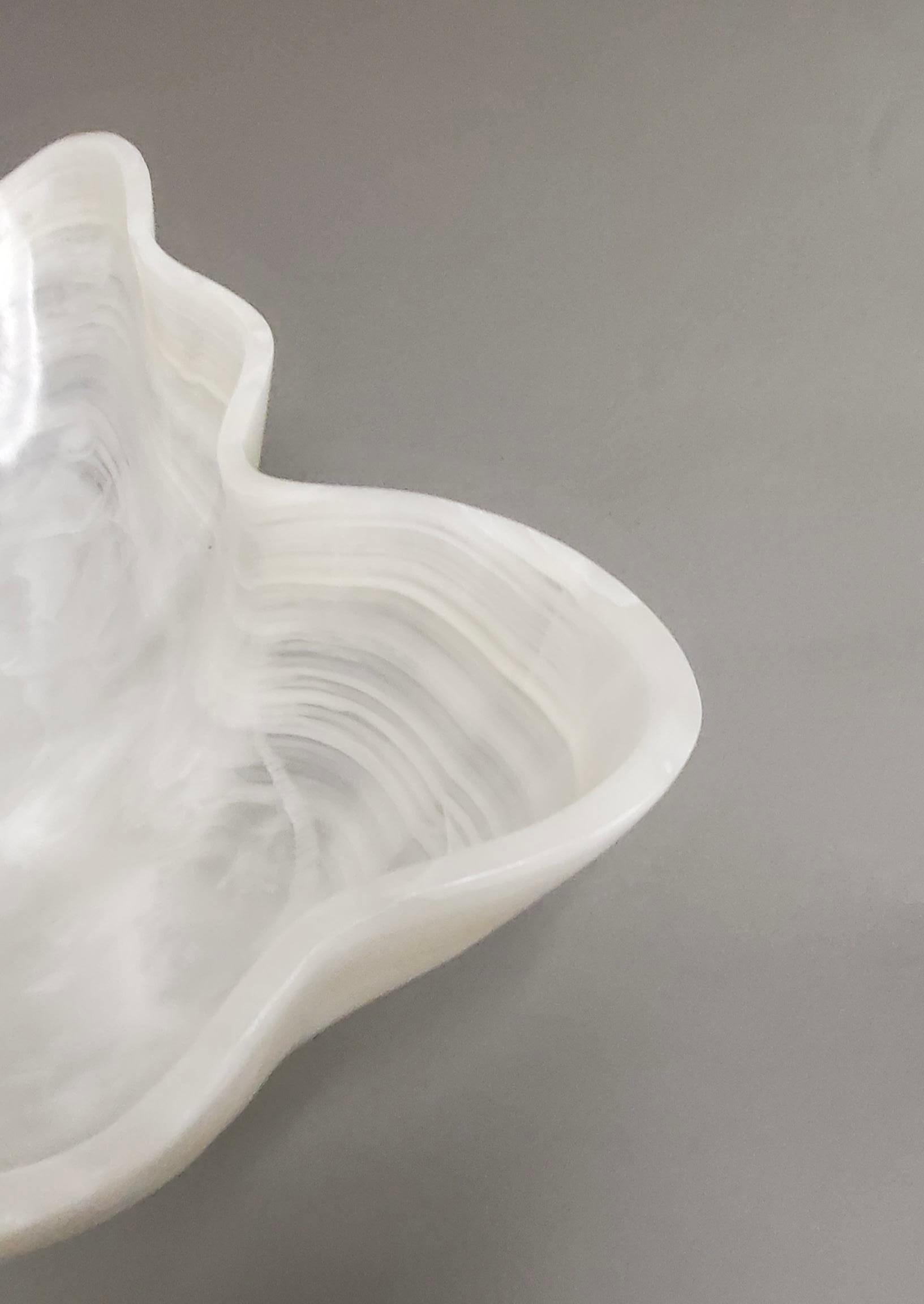 Onyx Grand bol ou centre de table en onyx de forme blanche en vente