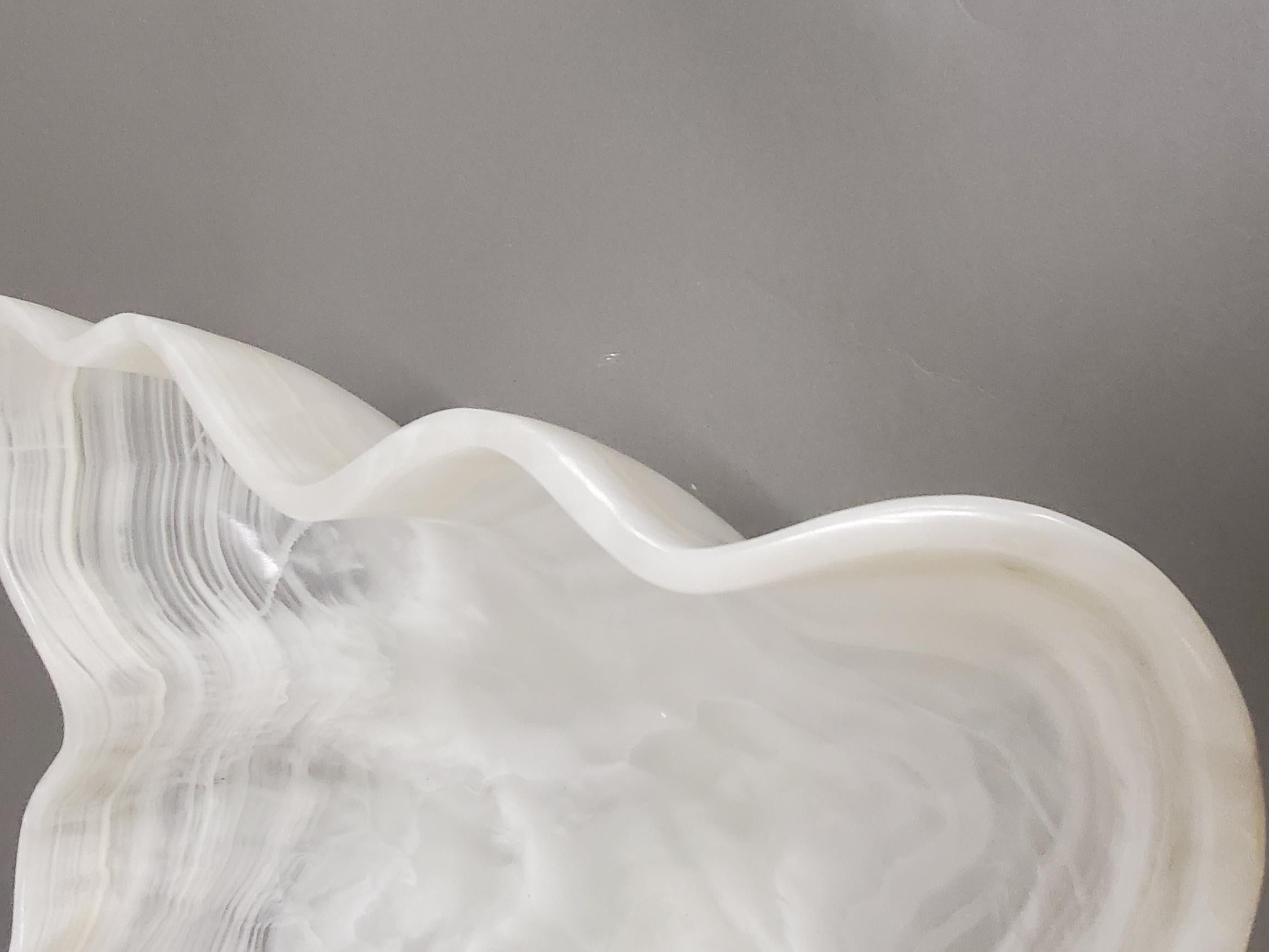 Grand bol ou centre de table en onyx de forme blanche en vente 1