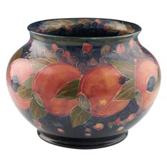 Grand vase à motif de grenades de William Moorcroft, vers 1915