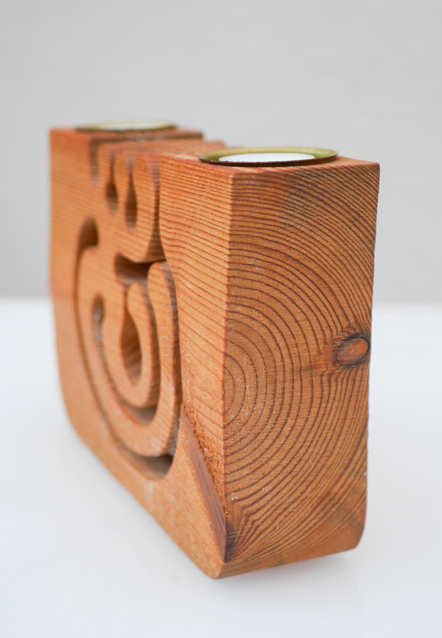 Intagliato a mano Portacandele in legno moderno scandinavo di Gunnar Kanevad, Svezia, forma organica in vendita