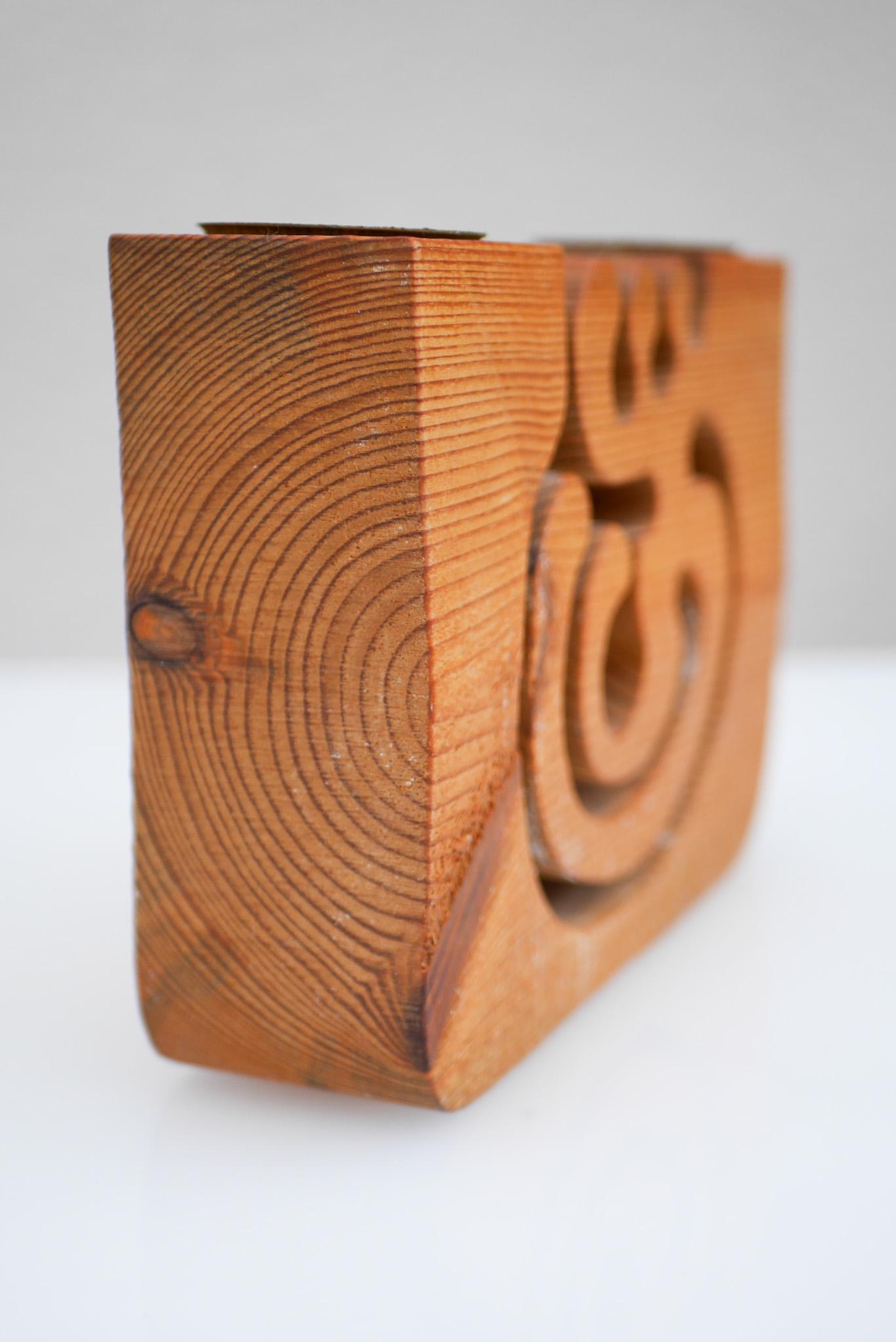 Portacandele in legno moderno scandinavo di Gunnar Kanevad, Svezia, forma organica In condizioni buone in vendita a Skarpnäck, SE