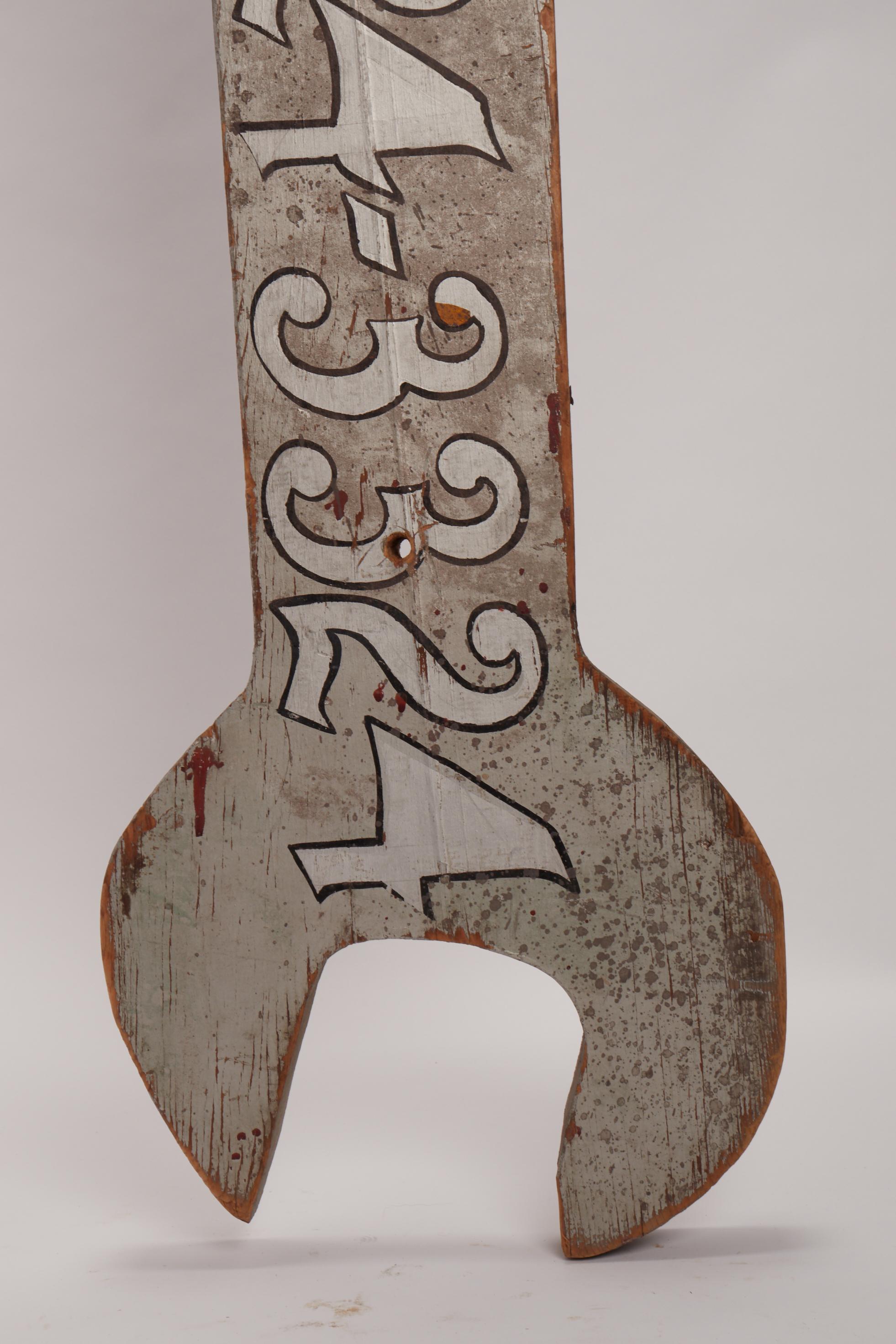 A large wooden wrench, a trade sign of mwchanic’s shop, United States early 30’s (amerikanisch) im Angebot