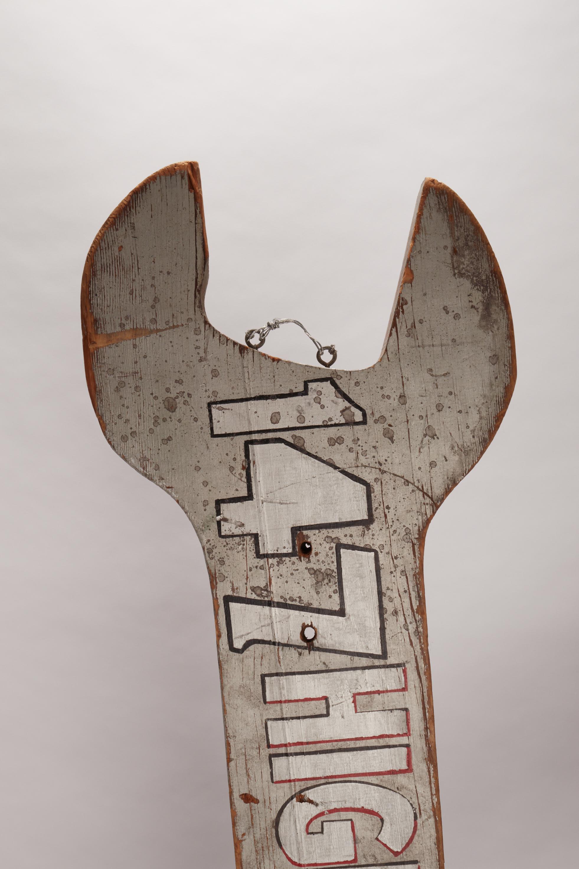 A large wooden wrench, a trade sign of mwchanic’s shop, United States early 30’s im Zustand „Gut“ im Angebot in Milan, IT