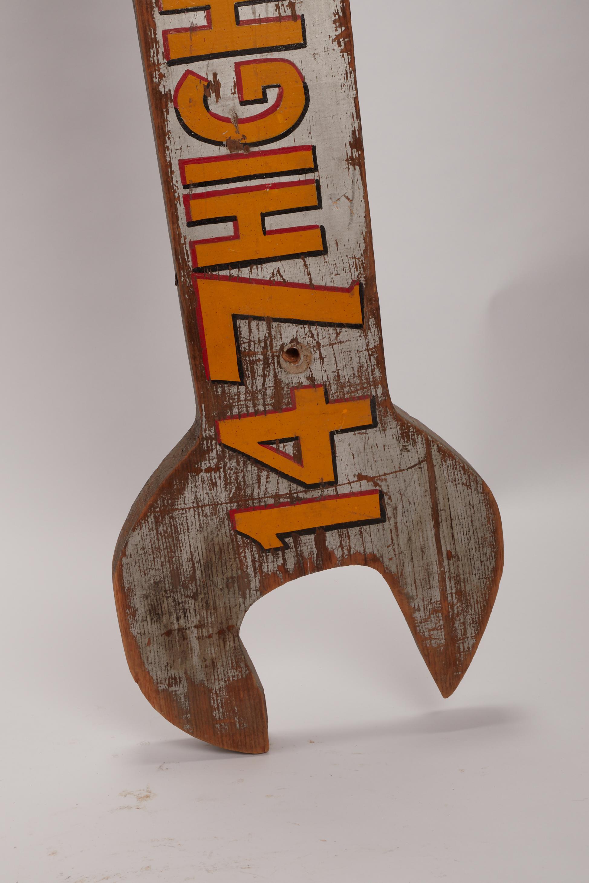 A large wooden wrench, a trade sign of mwchanic’s shop, United States early 30’s (Holz) im Angebot
