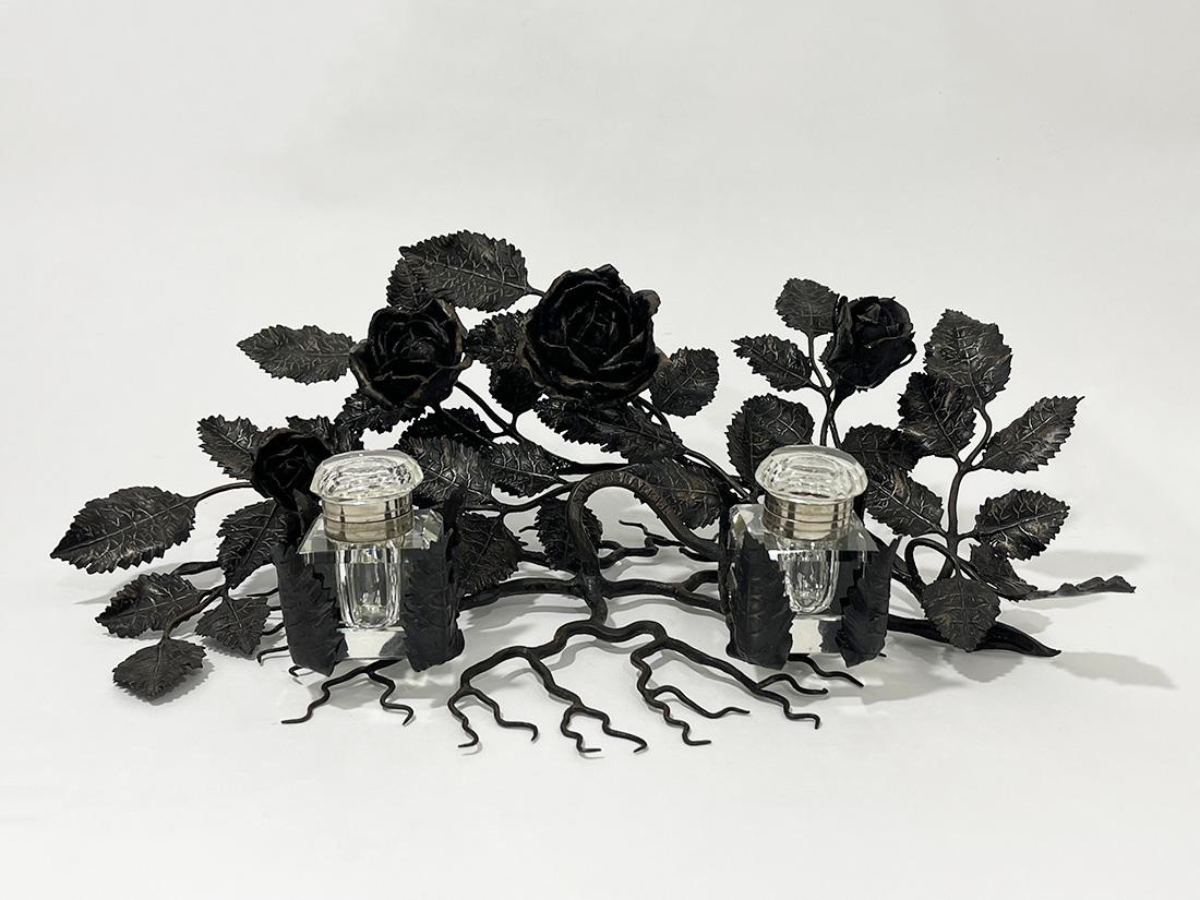 A large wrought iron inkwell of branches with roses, circa 1910

This large wrought iron inkwell is reminiscent of the style of the Belgian blacksmith Louis (Lodewijk) Van Boeckel (1857 - 1944). This beautiful large branches with roses is signed,