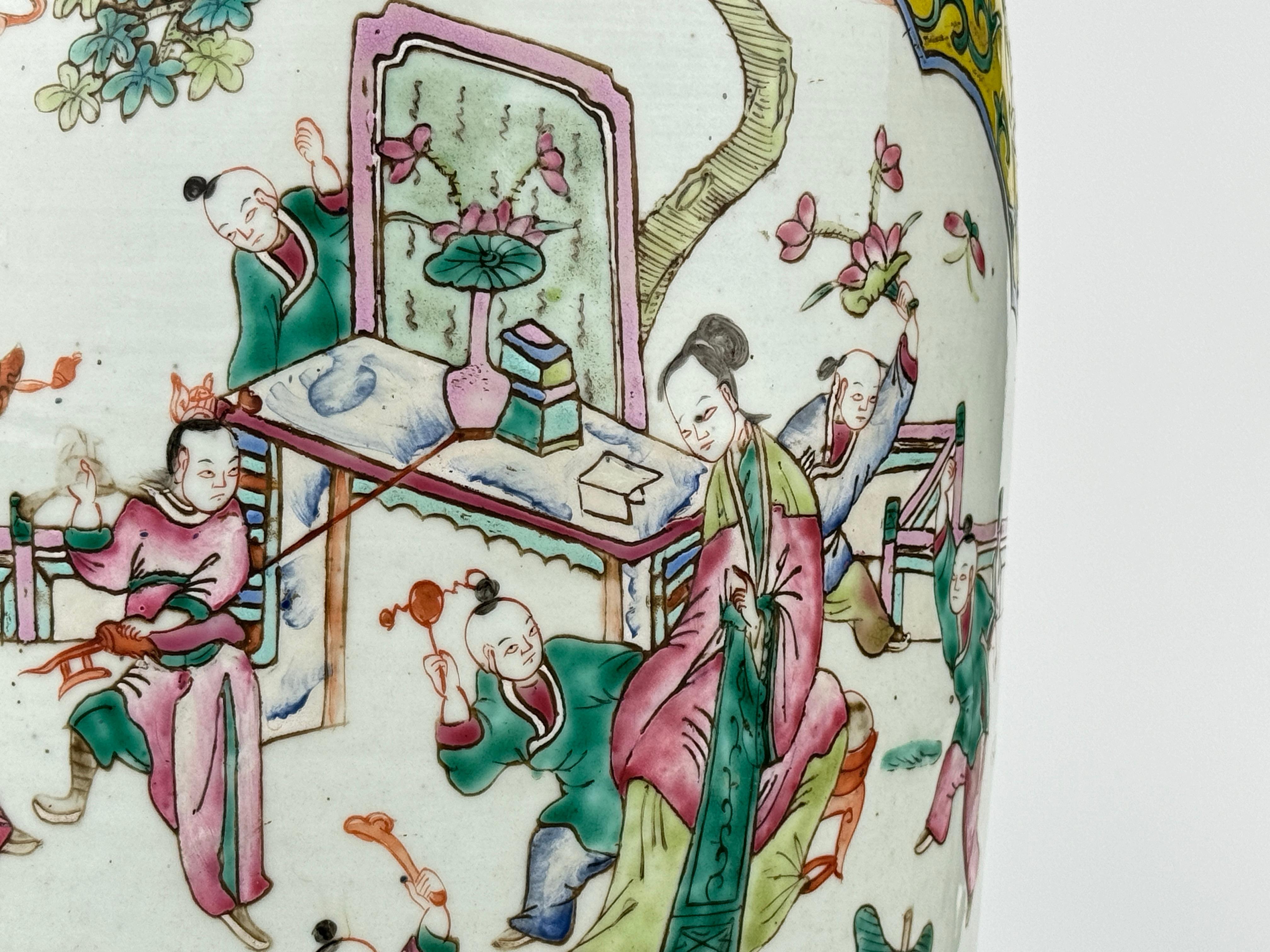 Un grande vaso famille rose a fondo giallo, tardo periodo Qing. in vendita 3