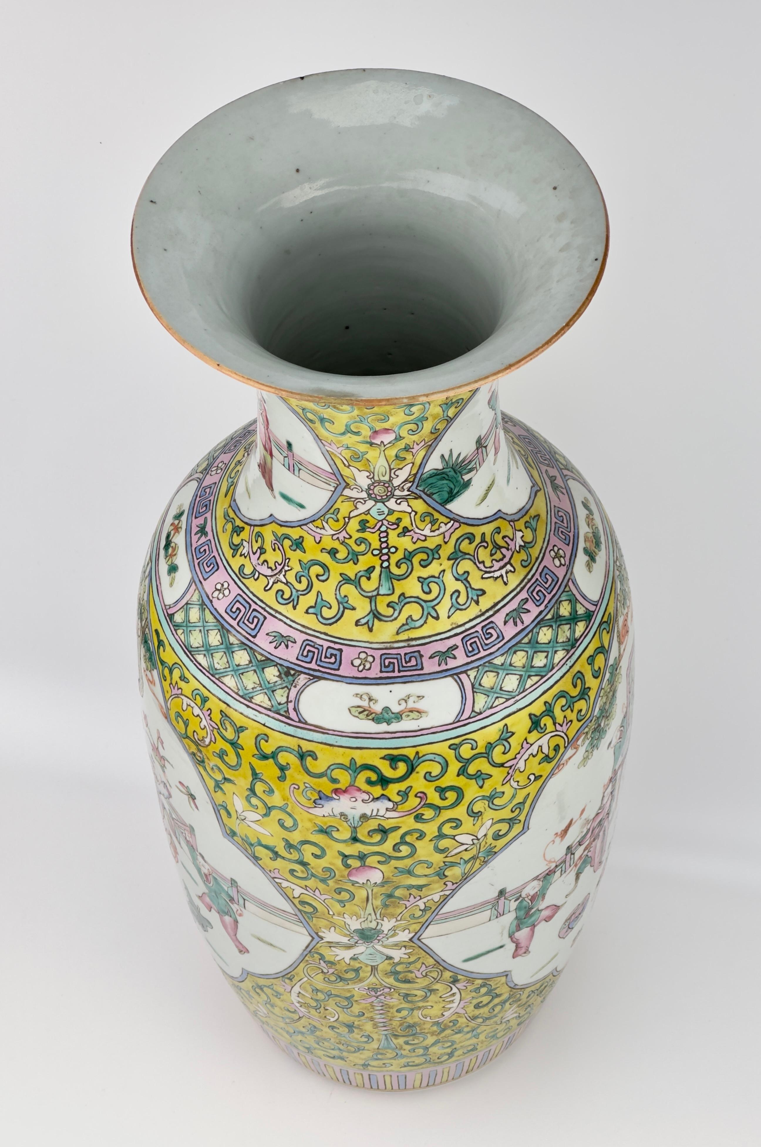 A large yellow ground famille rose vase, Late Qing Period. In Good Condition For Sale In seoul, KR