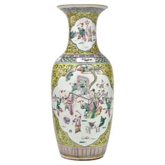 Un grand vase rose famille à fond jaune, fin de la période Qing.