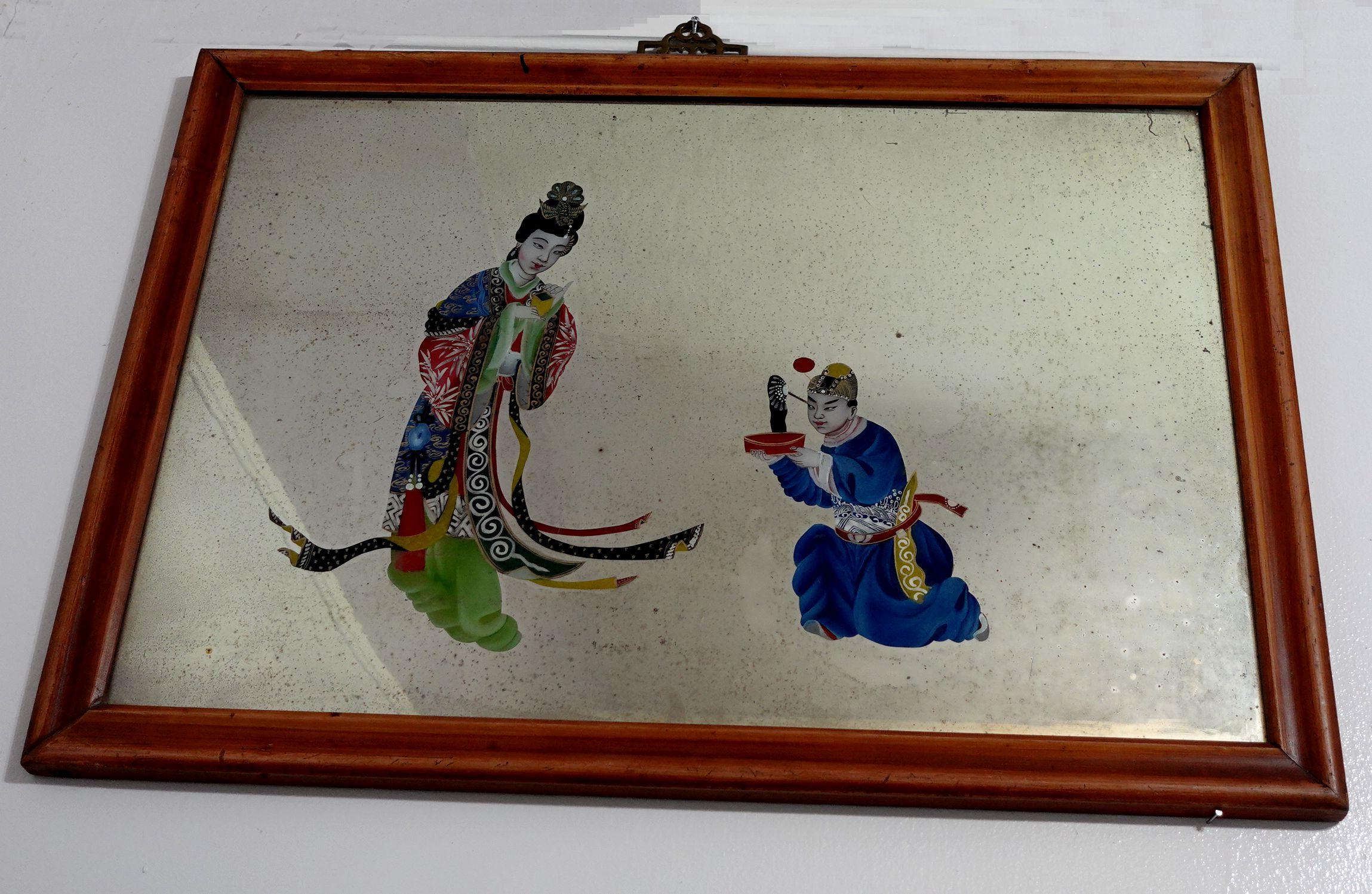 Ein großes, charmantes chinesisches Hinterglasbild aus dem 19. Jahrhundert, das einen Mann darstellt, der um die Ehe bittet. 

Umgekehrte Glasbilder kamen im 18. Jahrhundert in Mode. Die Glastafeln wurden auf dem Seeweg von Europa nach China