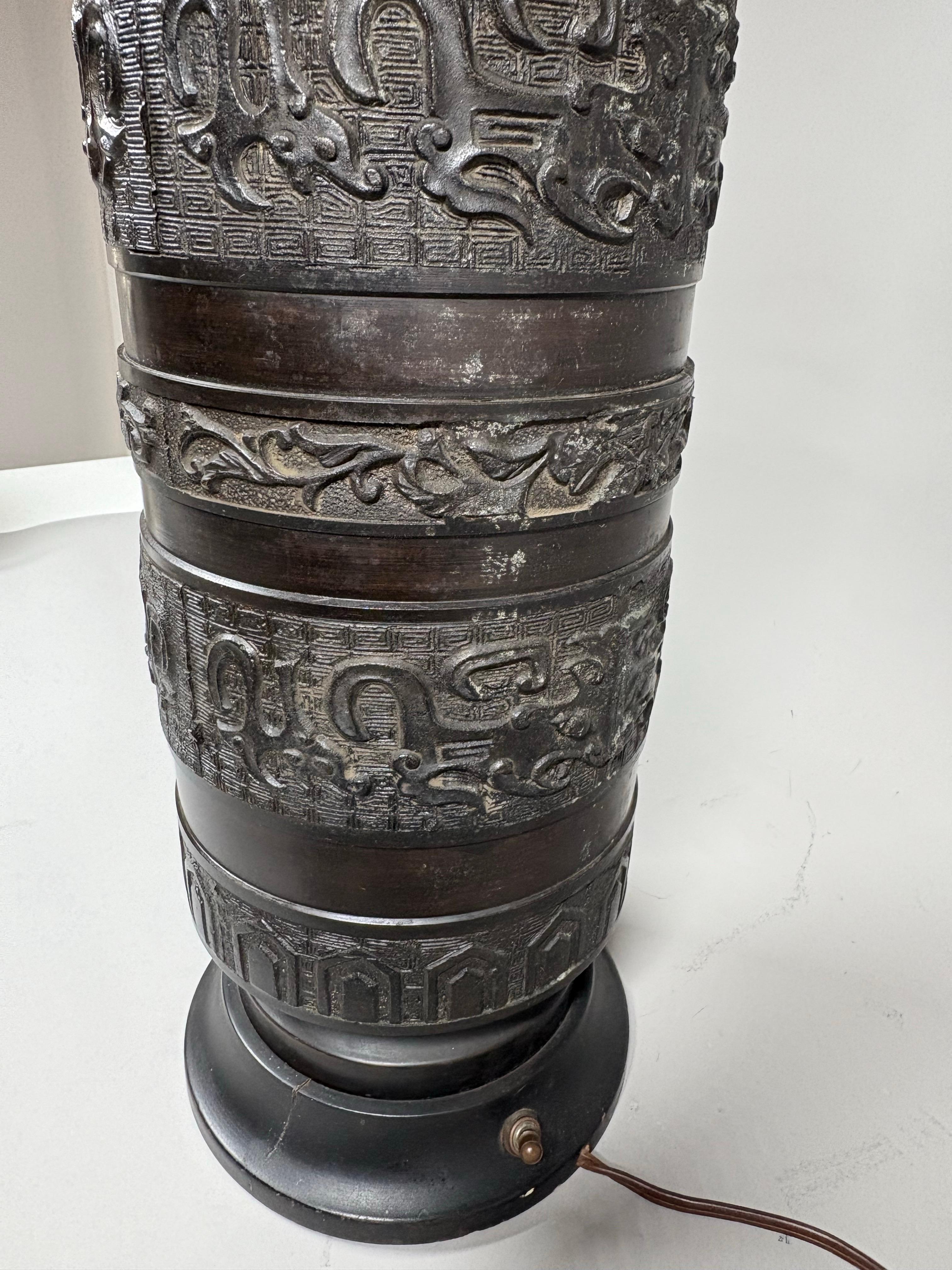 A largeJames Mont Style Chinese-form brass lamp with detached rings circa 1940 en vente 4