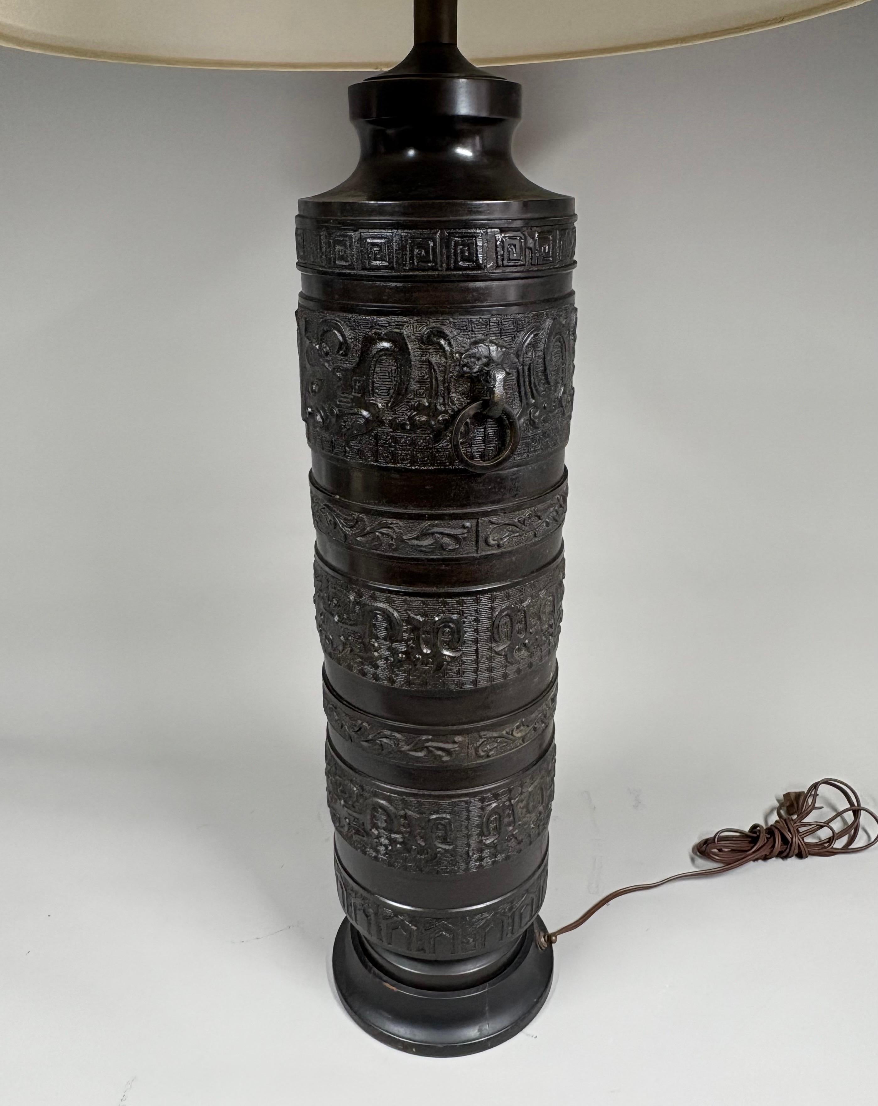 A largeJames Mont Style Chinese-form brass lamp with detached rings circa 1940 en vente 5