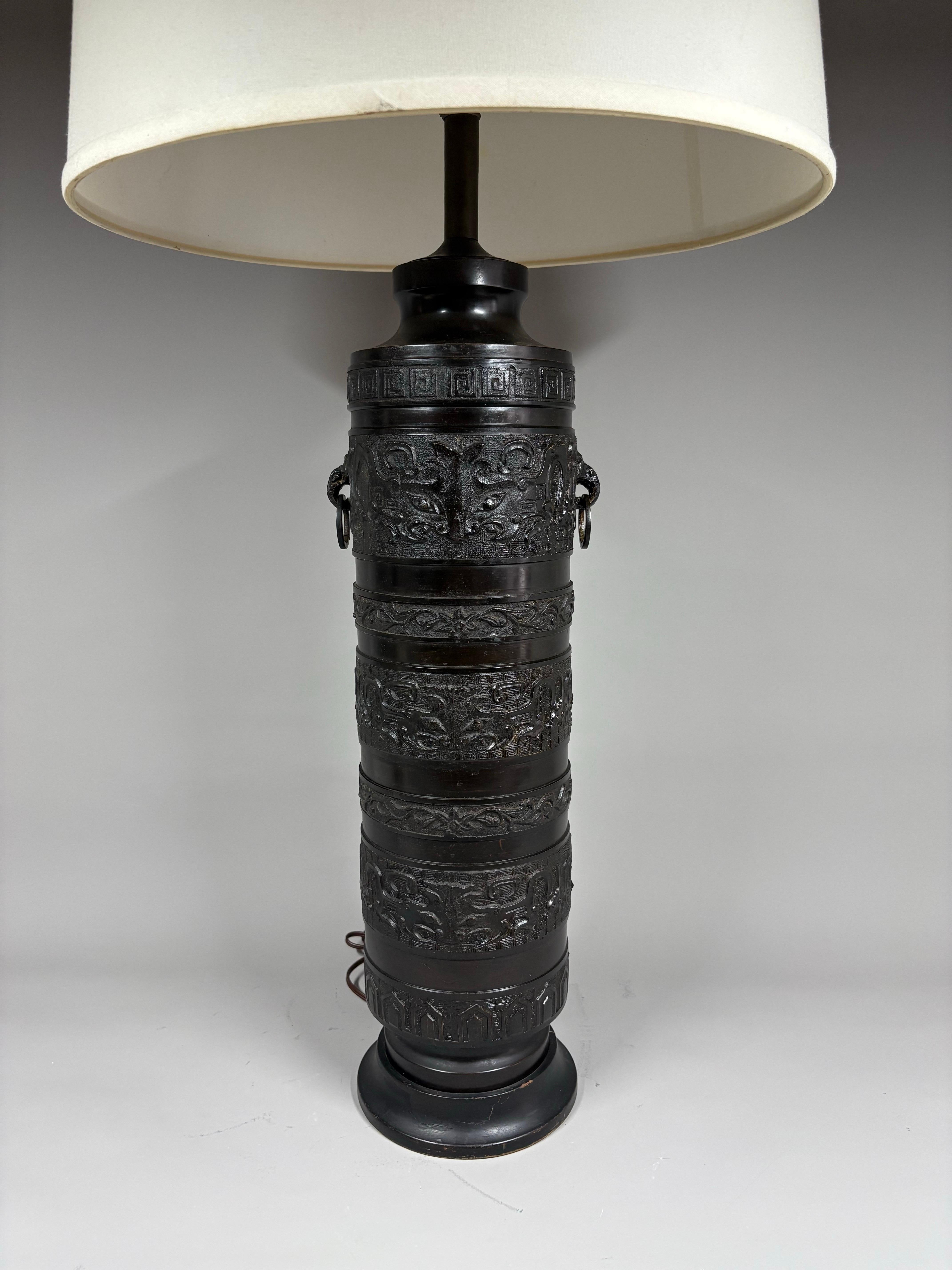 Hollywood Regency A largeJames Mont Style Chinese-form brass lamp with detached rings circa 1940 en vente