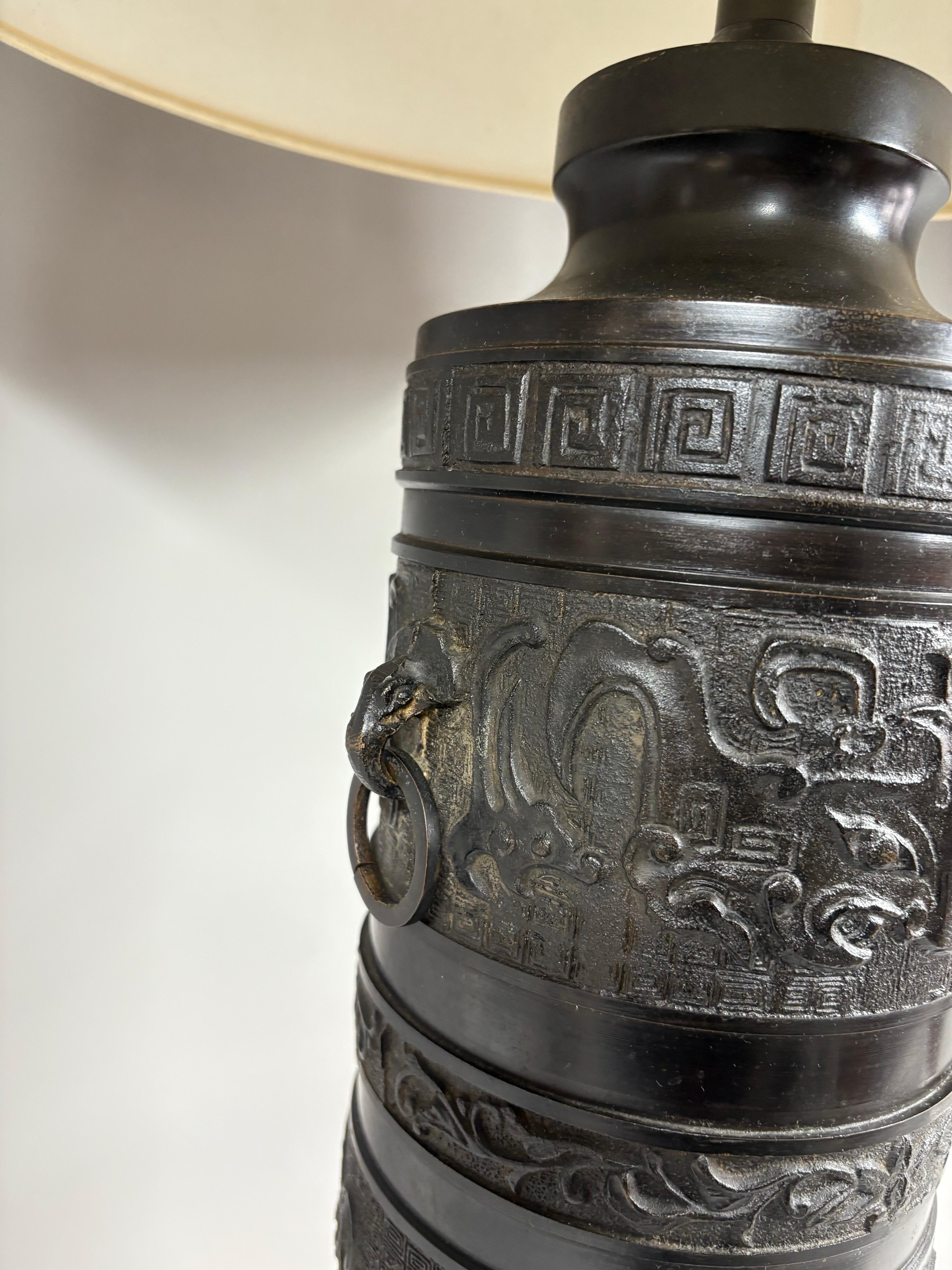 A largeJames Mont Style Chinese-form brass lamp with detached rings circa 1940 Bon état - En vente à Sleepy Hollow, NY