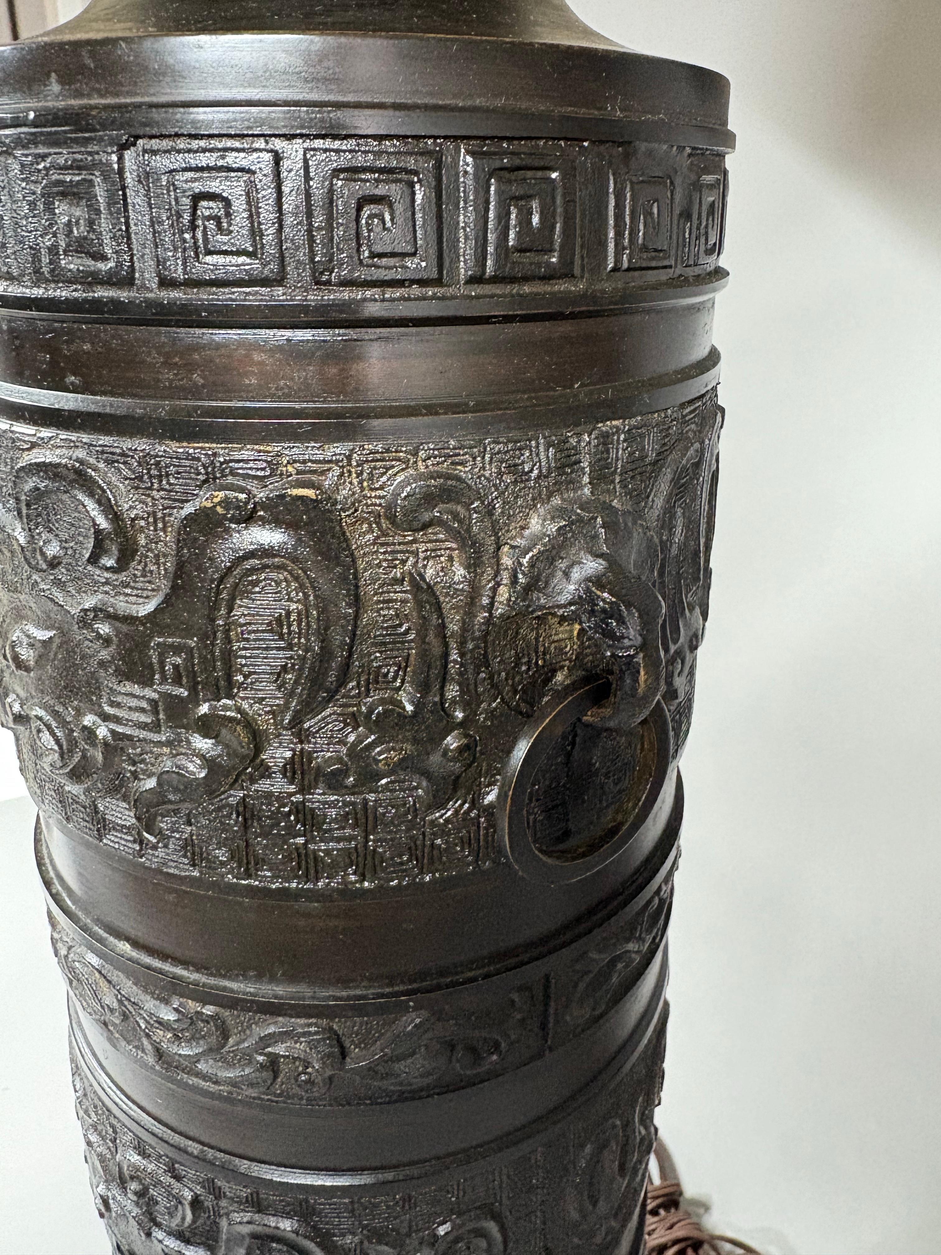 Milieu du XXe siècle A largeJames Mont Style Chinese-form brass lamp with detached rings circa 1940 en vente