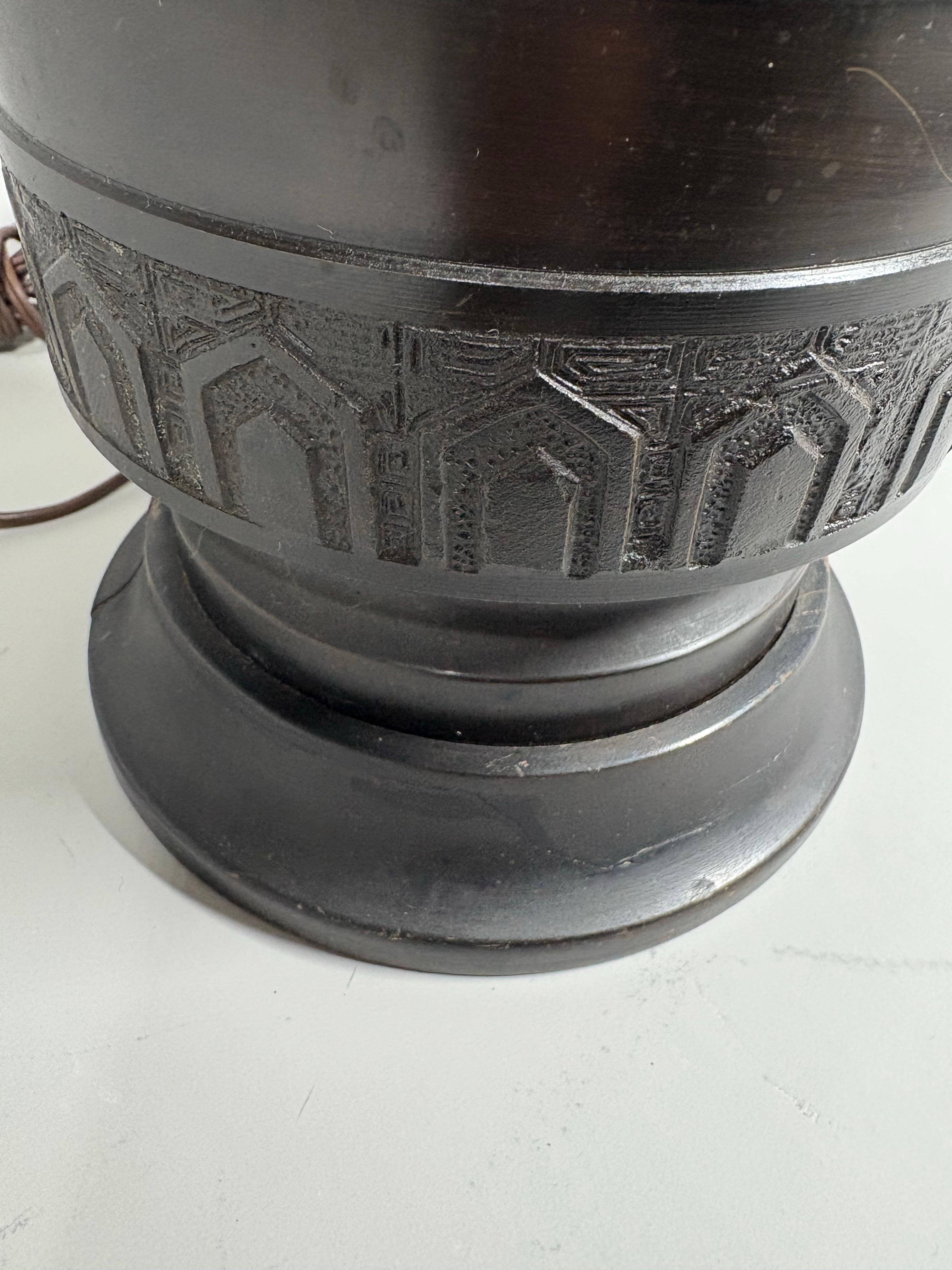 Laiton A largeJames Mont Style Chinese-form brass lamp with detached rings circa 1940 en vente