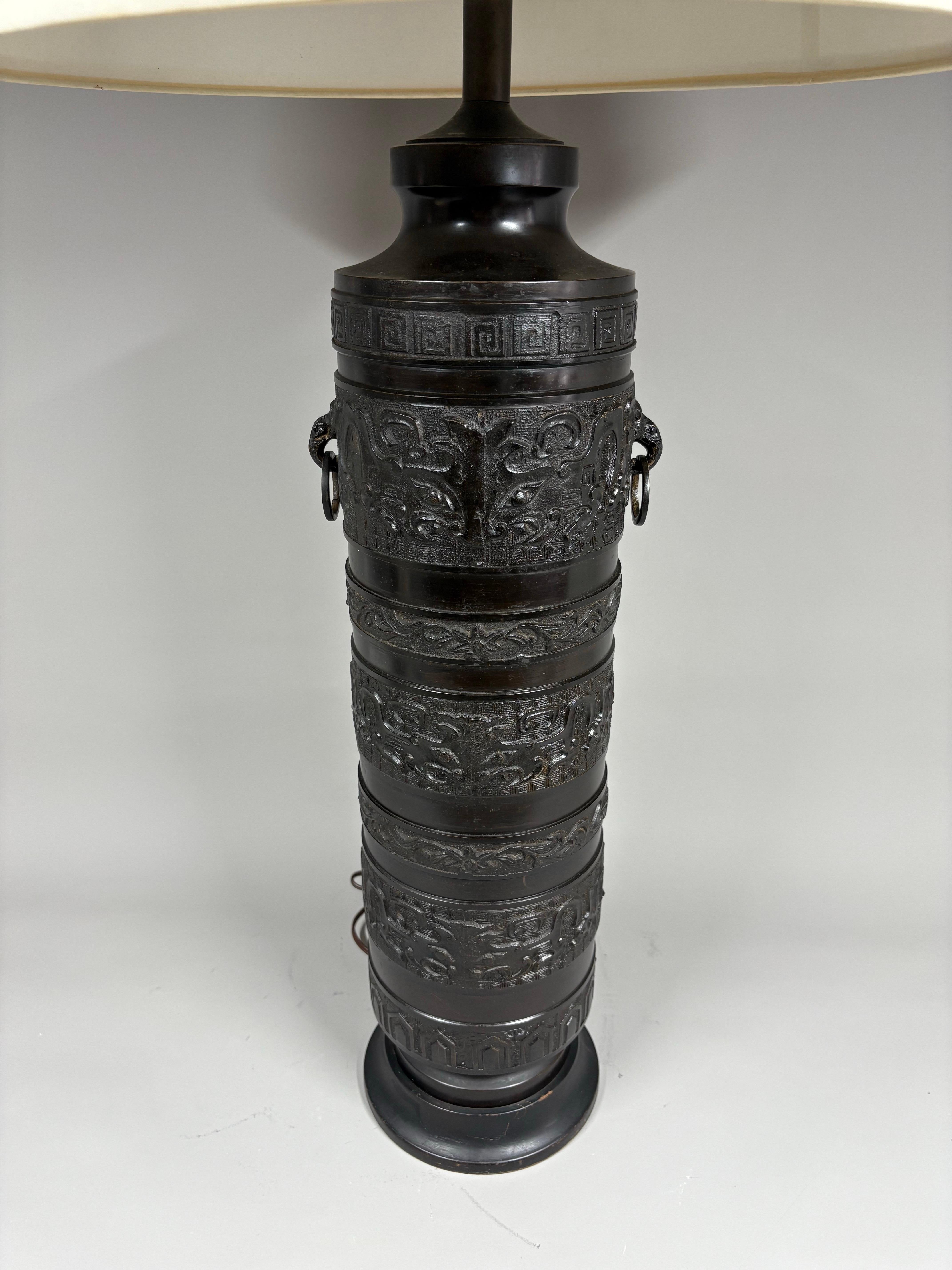 A largeJames Mont Style Chinese-form brass lamp with detached rings circa 1940 en vente 1