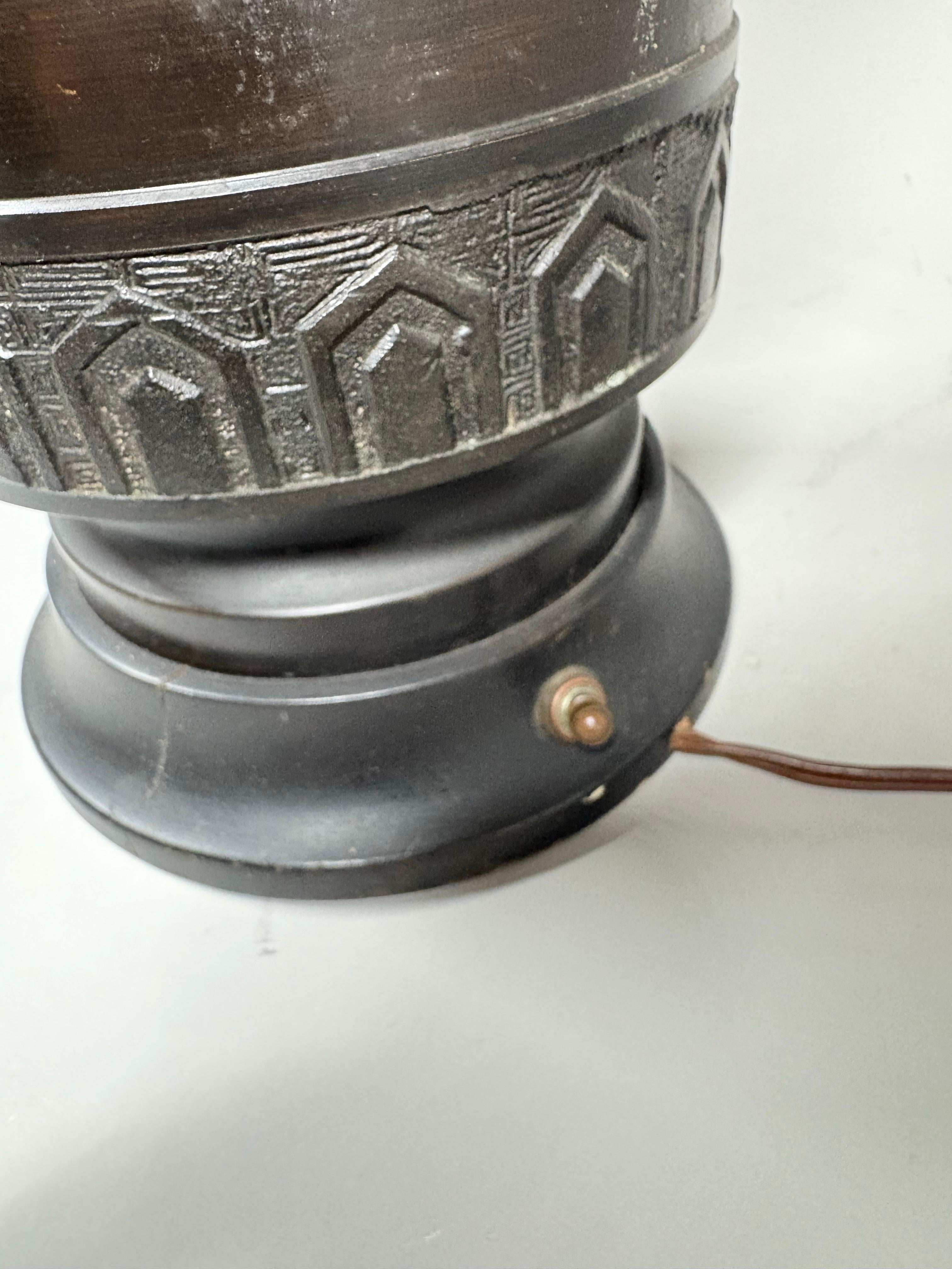 A largeJames Mont Style Chinese-form brass lamp with detached rings circa 1940 en vente 2
