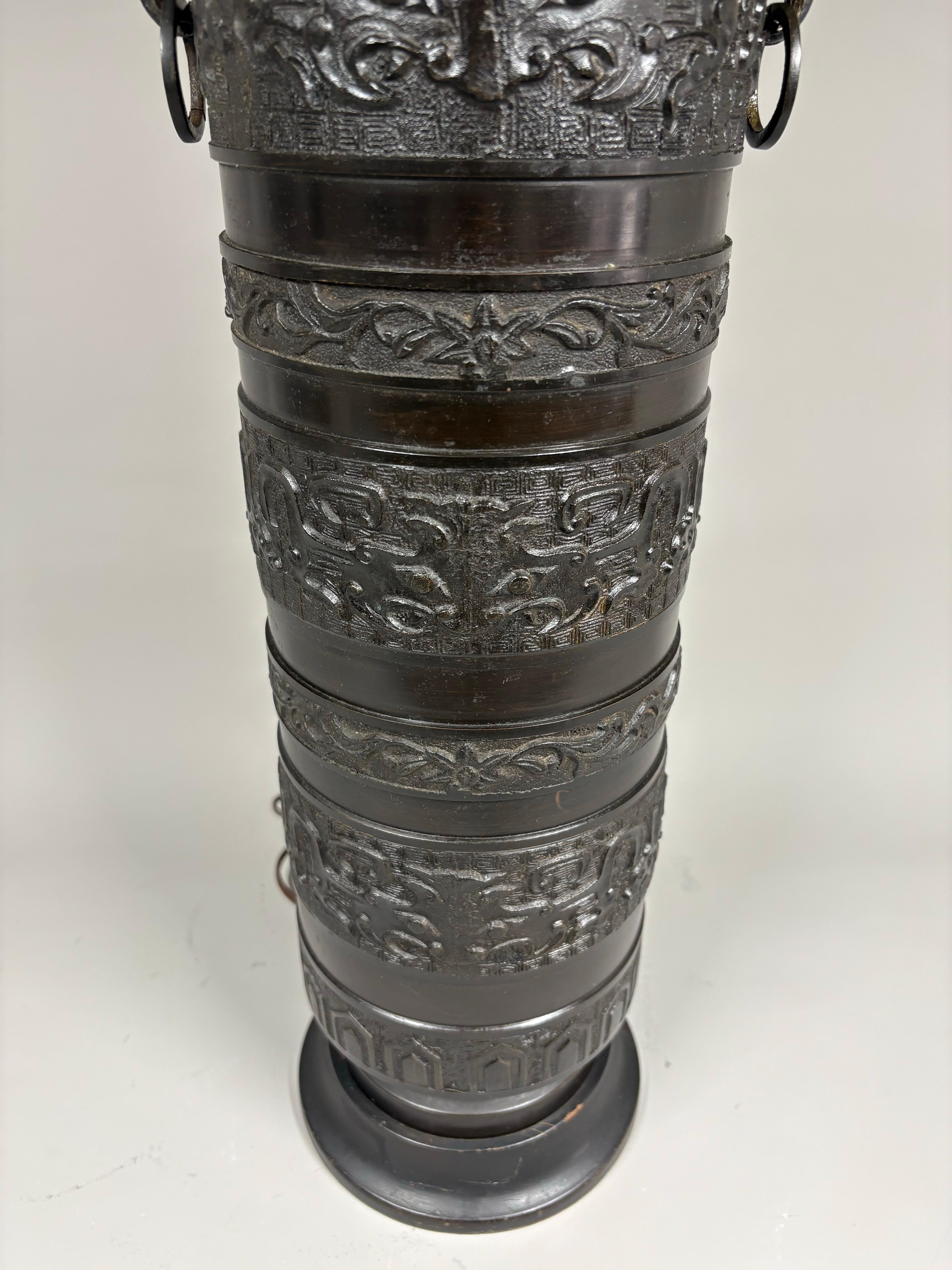 A largeJames Mont Style Chinese-form brass lamp with detached rings circa 1940 en vente 3