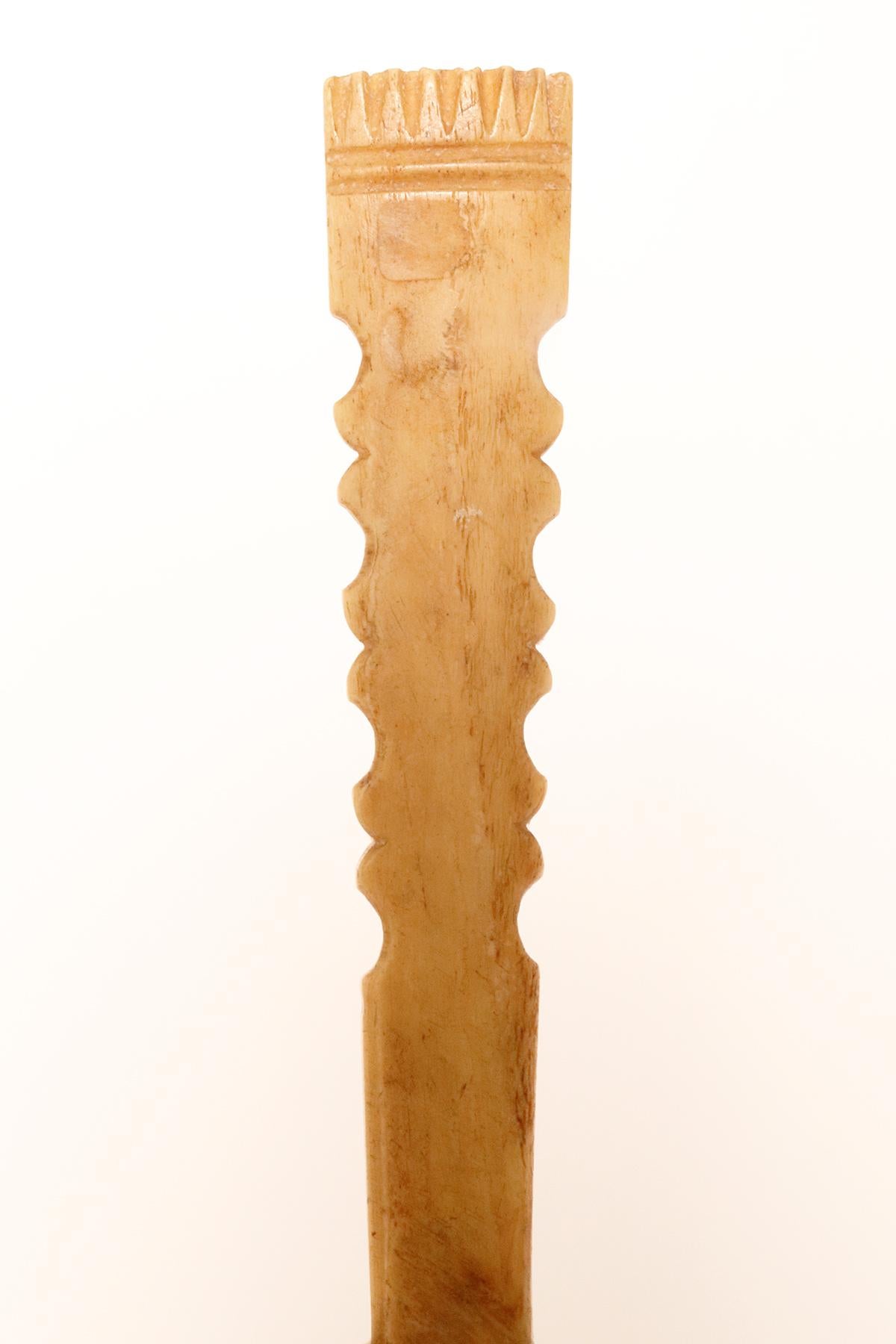 A larkspur, also known as a pastry cutter, made of bone, Italy 18th century. In Good Condition For Sale In Milan, IT