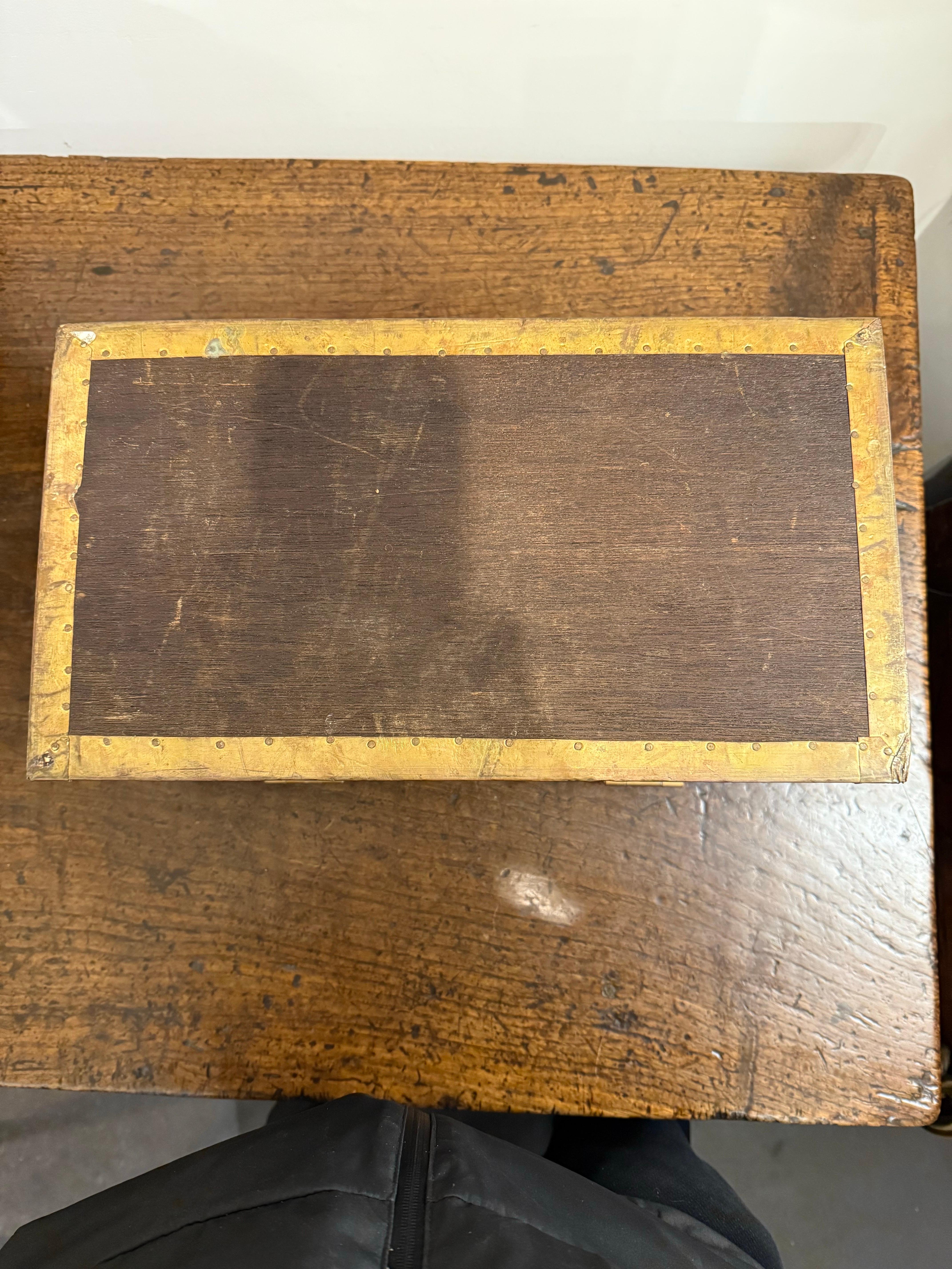 Scatola di legno con chiusura a chiave e decorazioni in ottone, 20° secolo in vendita 4