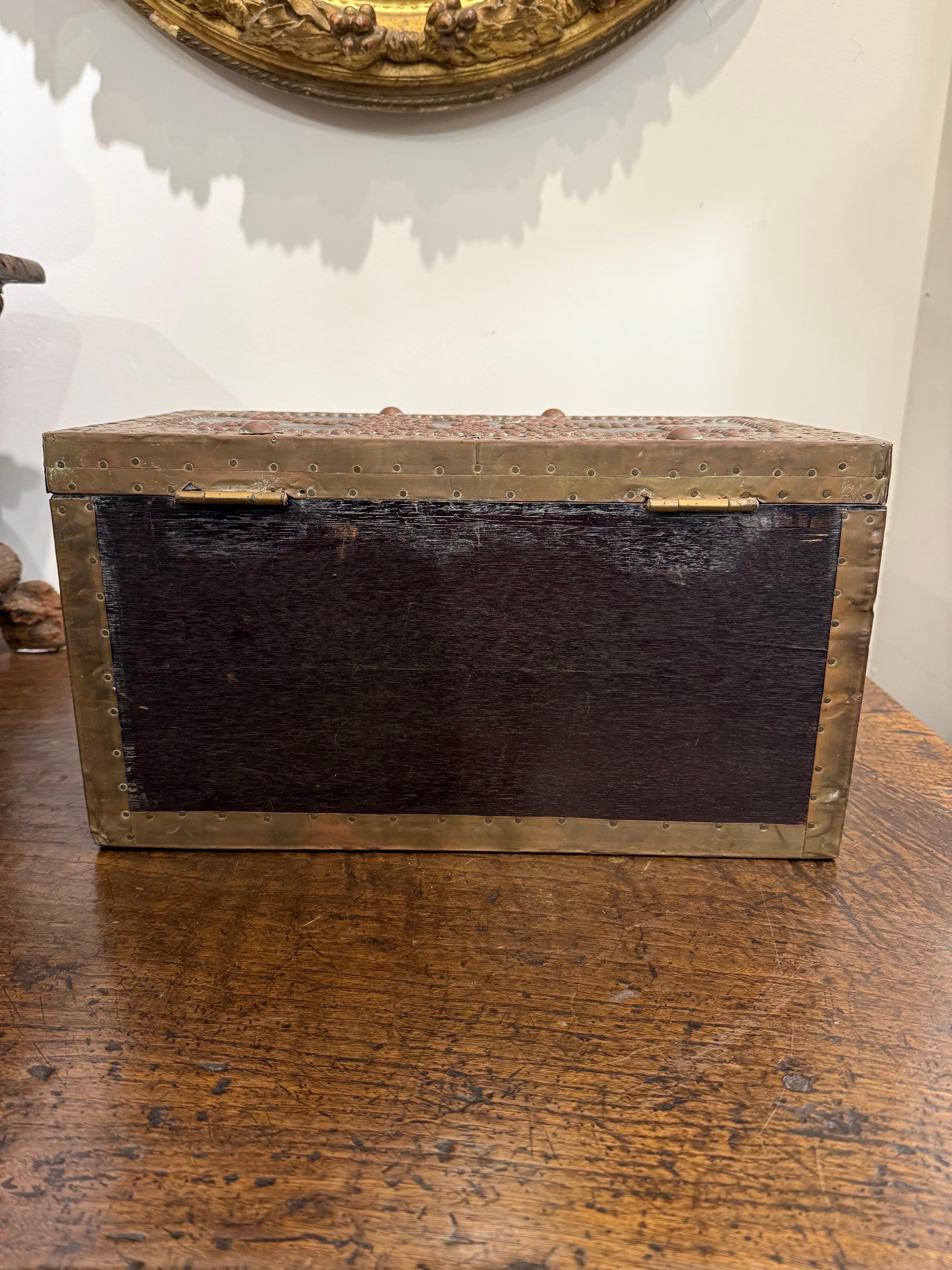 Ottone Scatola di legno con chiusura a chiave e decorazioni in ottone, 20° secolo in vendita