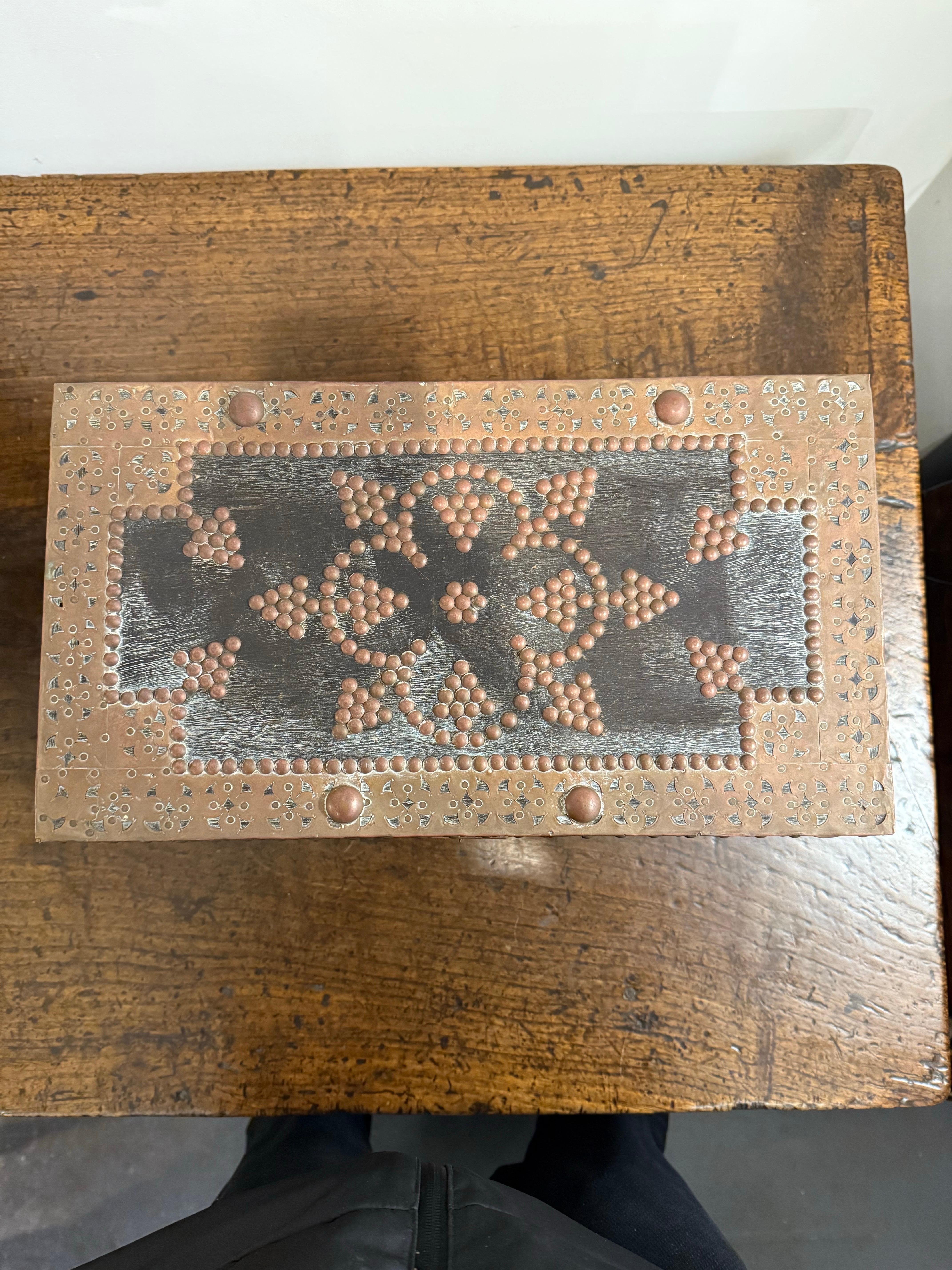 Scatola di legno con chiusura a chiave e decorazioni in ottone, 20° secolo in vendita 3