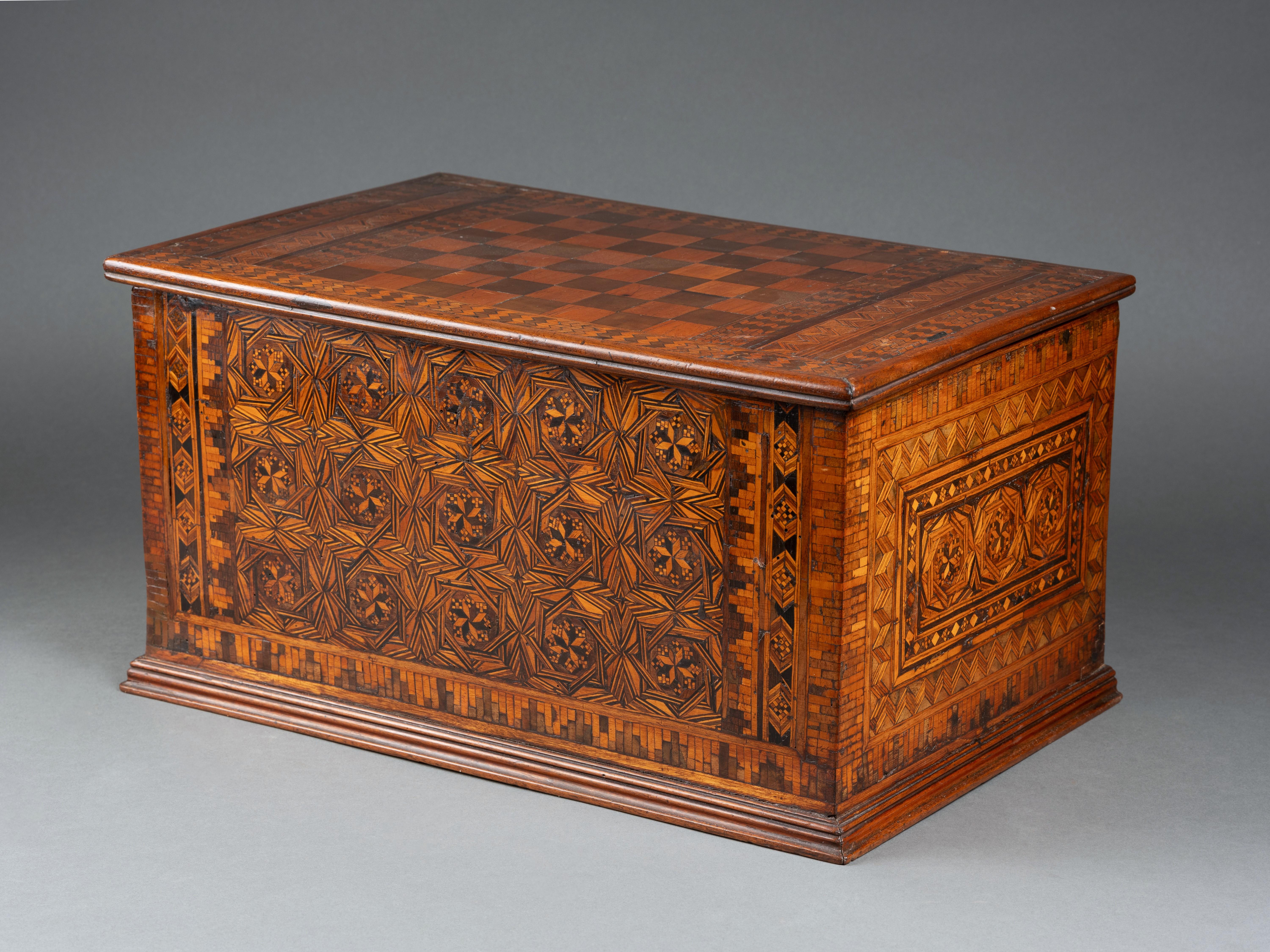 Florence, Italie
Late 15th century
Dimensions: h. 23 cm, w. 45cm, d. 29 cm
Walnut with inlays of different types of stained native wood

Rare writing box with intricate decoration of inlays belonging to a group of furniture and objects executed in