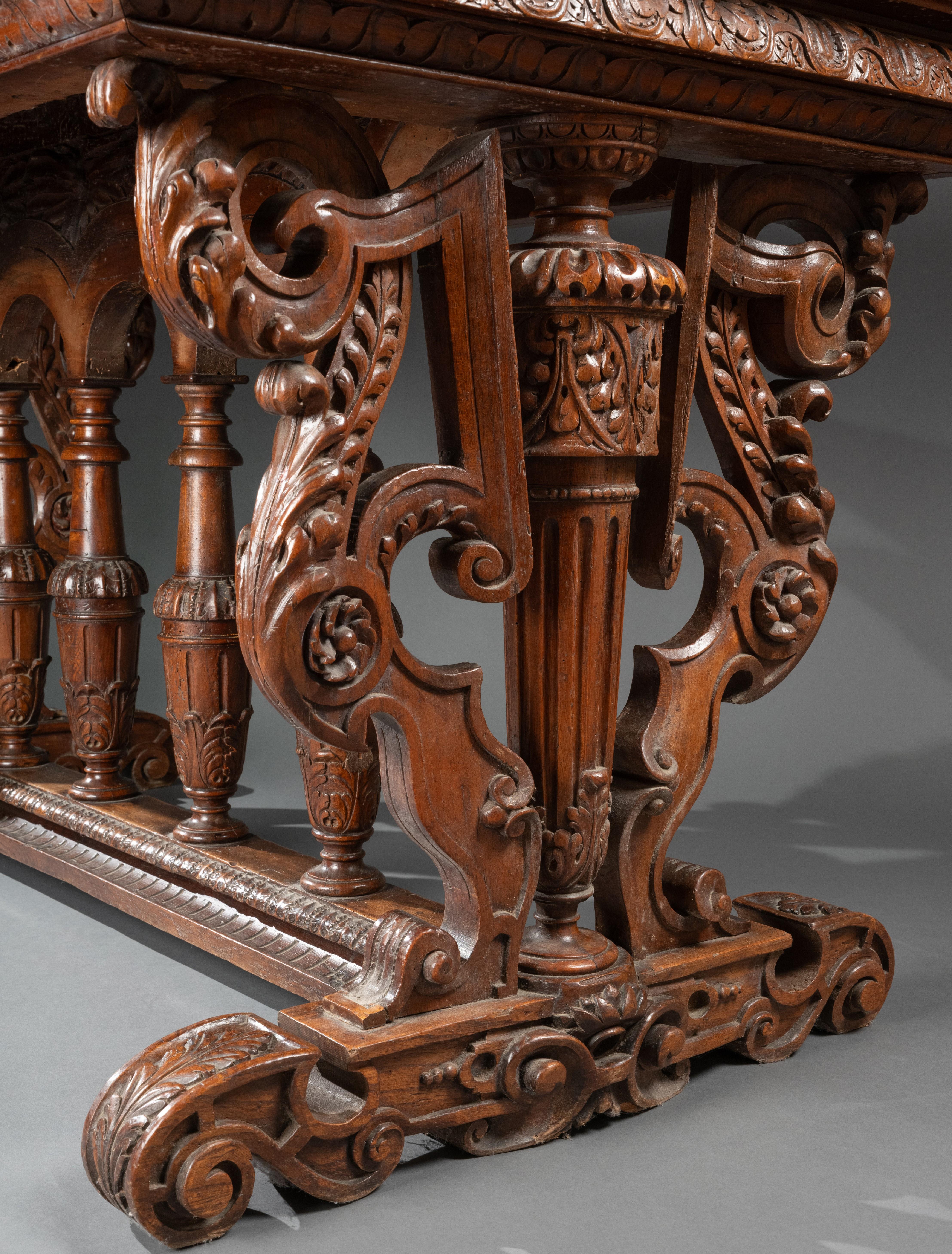 A late 16th century French Renaissance richly carved walnut center table In Good Condition For Sale In PARIS, FR