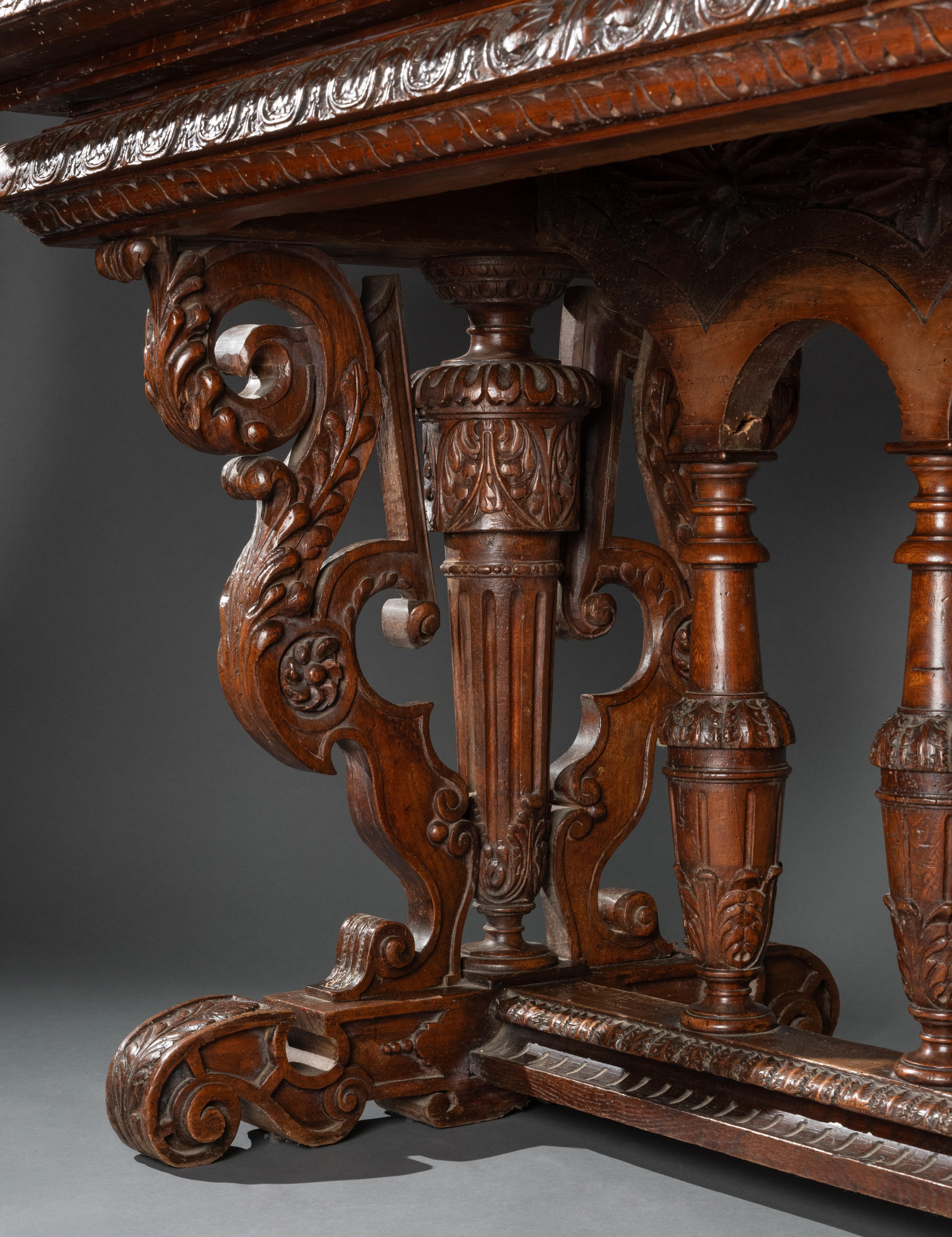 Ein reich geschnitzter Nussbaum-Mitteltisch der French Renaissance aus dem späten 16. im Zustand „Gut“ im Angebot in PARIS, FR